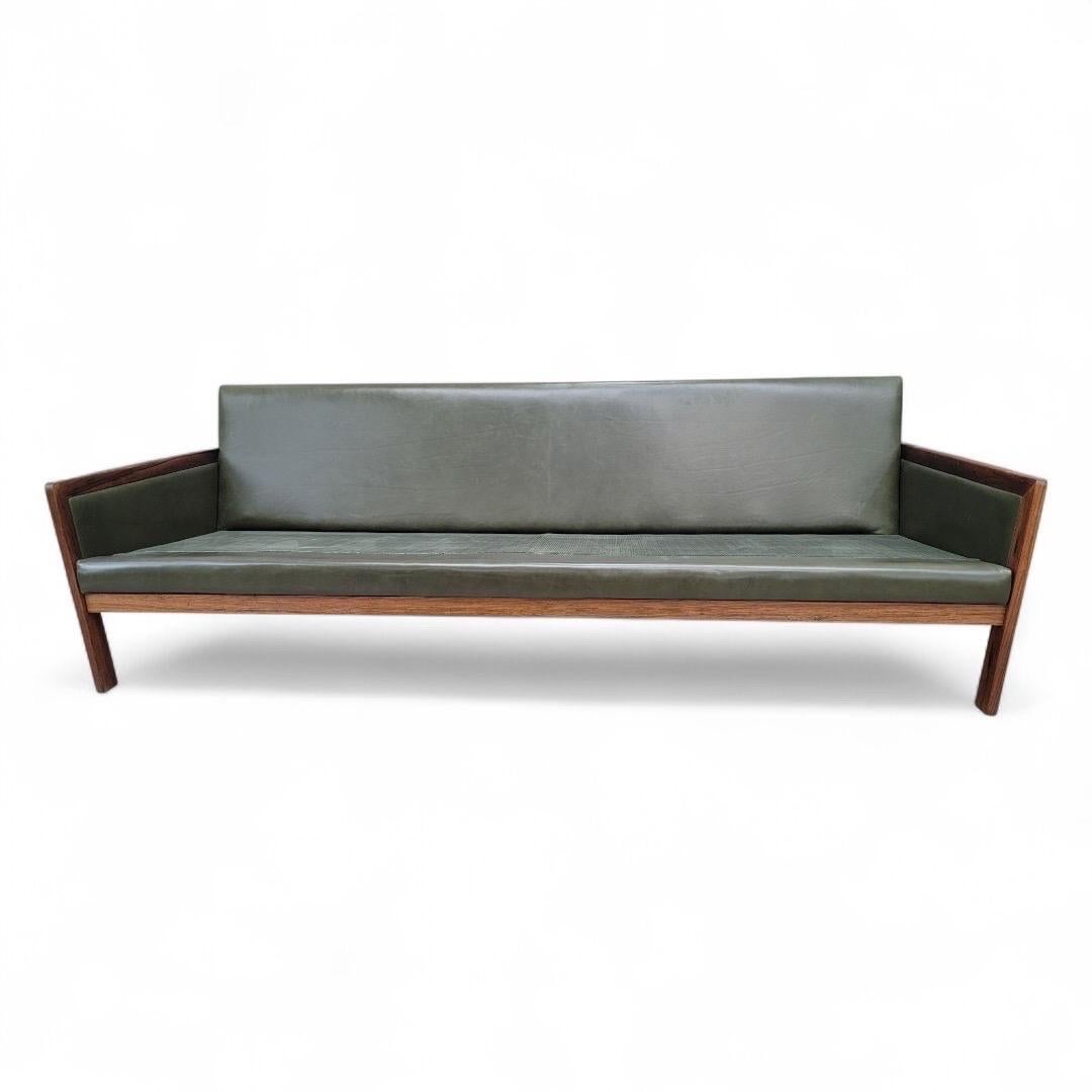 Mid-Century Modern Canapé et fauteuils club en teck danois du milieu du siècle, nouvellement retapissés en vente