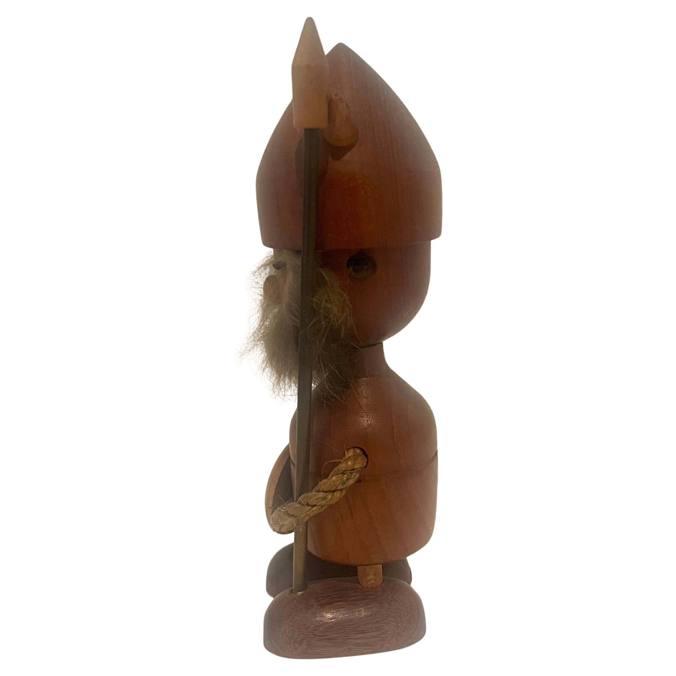 Eine sehr seltene dänische Wikingerfigur von Hans Bolling aus der Mitte des Jahrhunderts, ca. 1950er Jahre. Die Figur ist in sehr gutem Vintage-Zustand skurrilen und selten zu finden Teakholz und Seil Materialien.