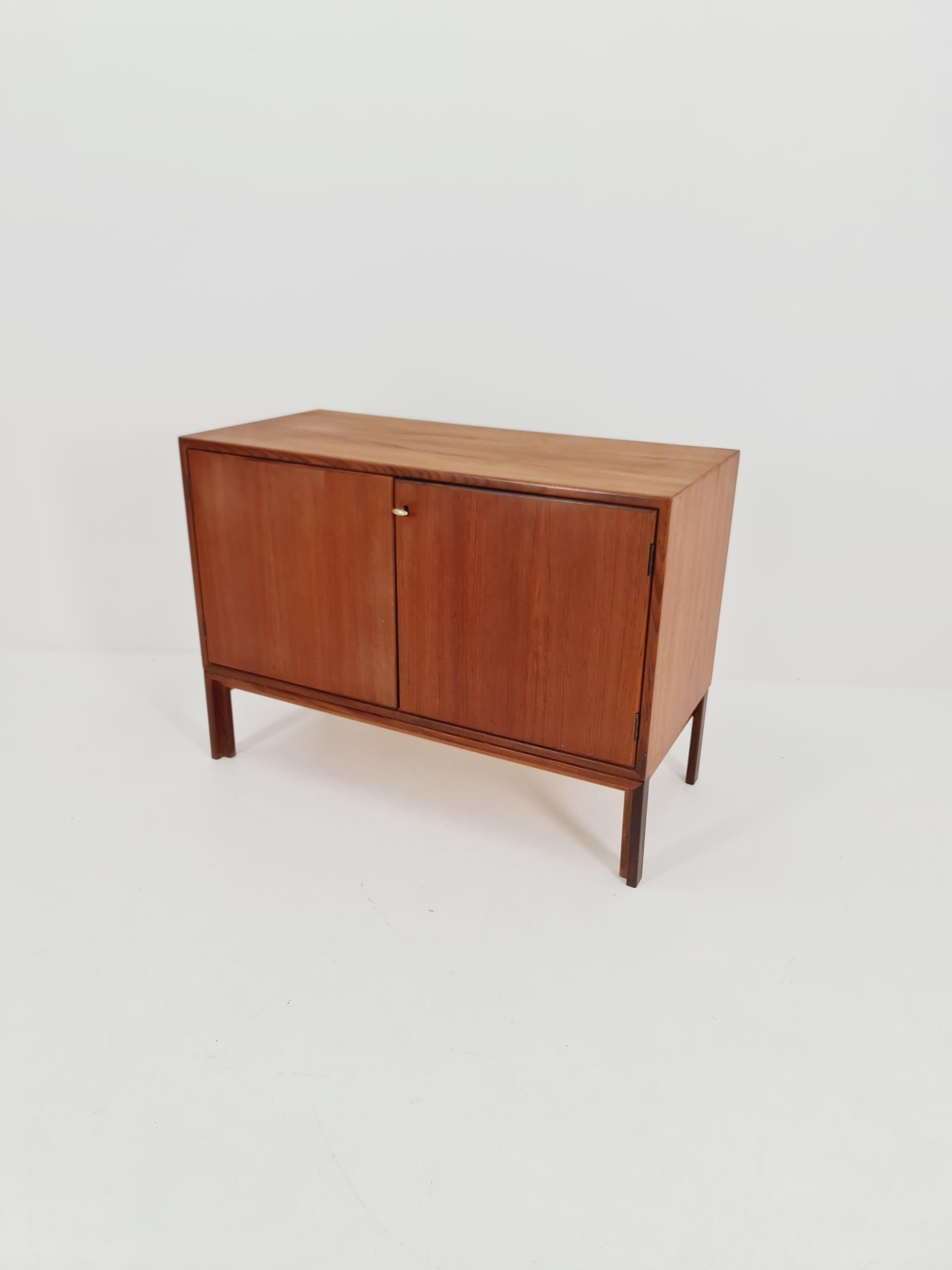 Mid-century Danish vintage Teak hallway cabinet, sideboard,  1960s In Good Condition For Sale In Gaggenau, DE