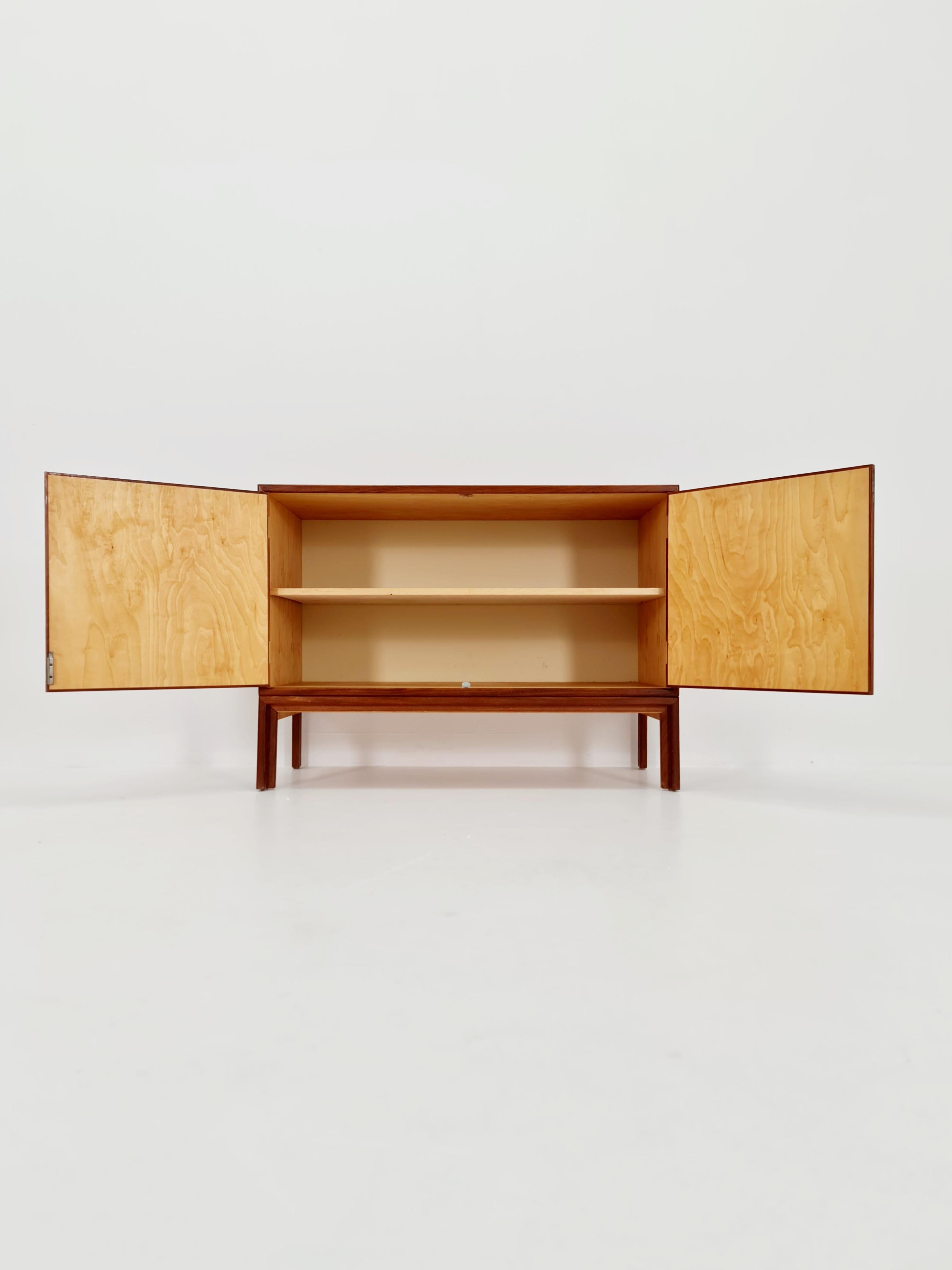 Mueble de recibidor de teca vintage danés de mediados de siglo, aparador, By cadovious  1960s

El estante es extraíble 

Fabricado en Dinamarca

Dimensiones: 
46   D x 80   W x 72   H cm

Está en buenas condiciones vintage, sin embargo, como con