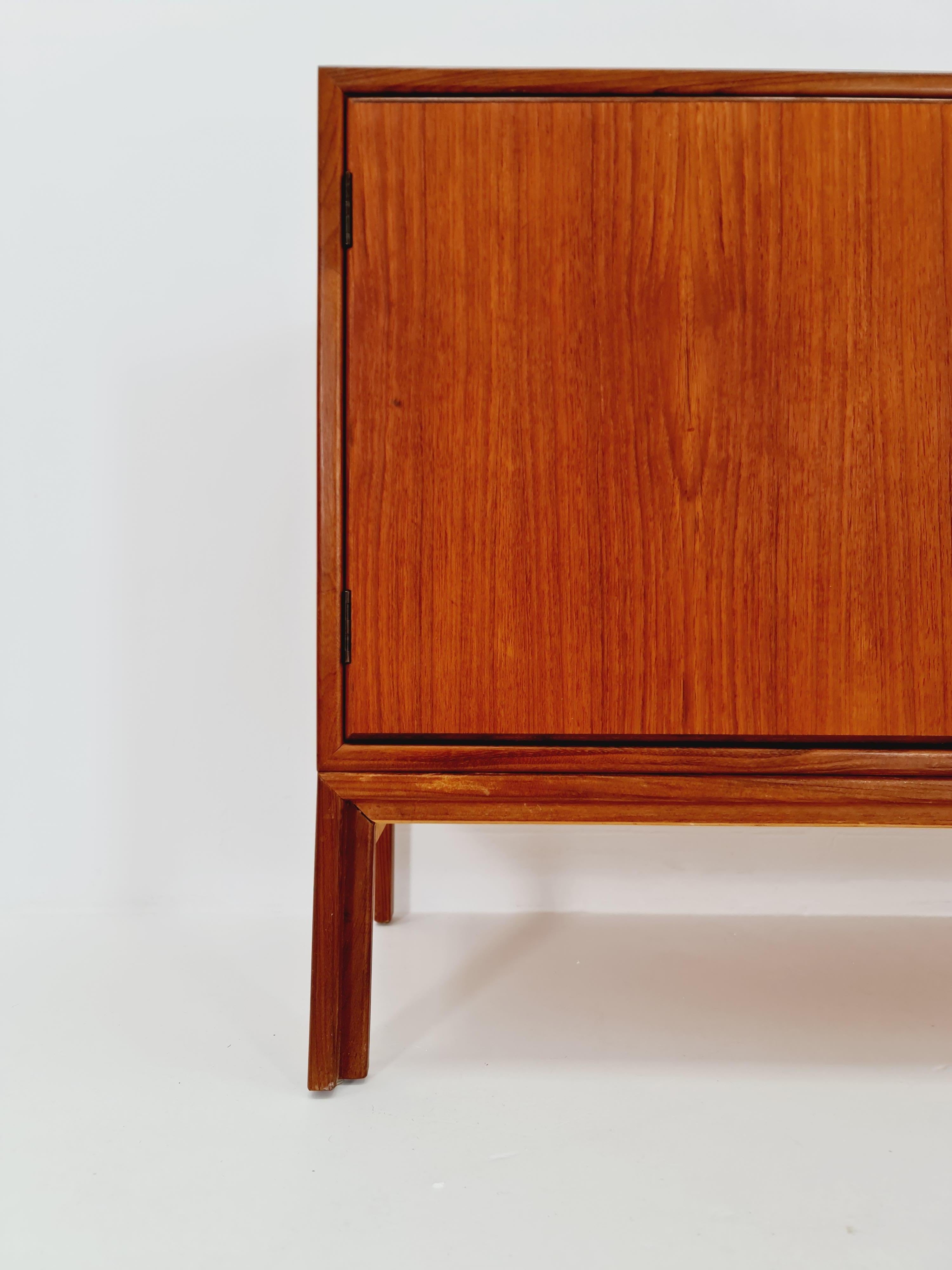 Mueble de recibidor de teca vintage danés de mediados de siglo, aparador, By cadovious  1960s Moderno de mediados de siglo en venta