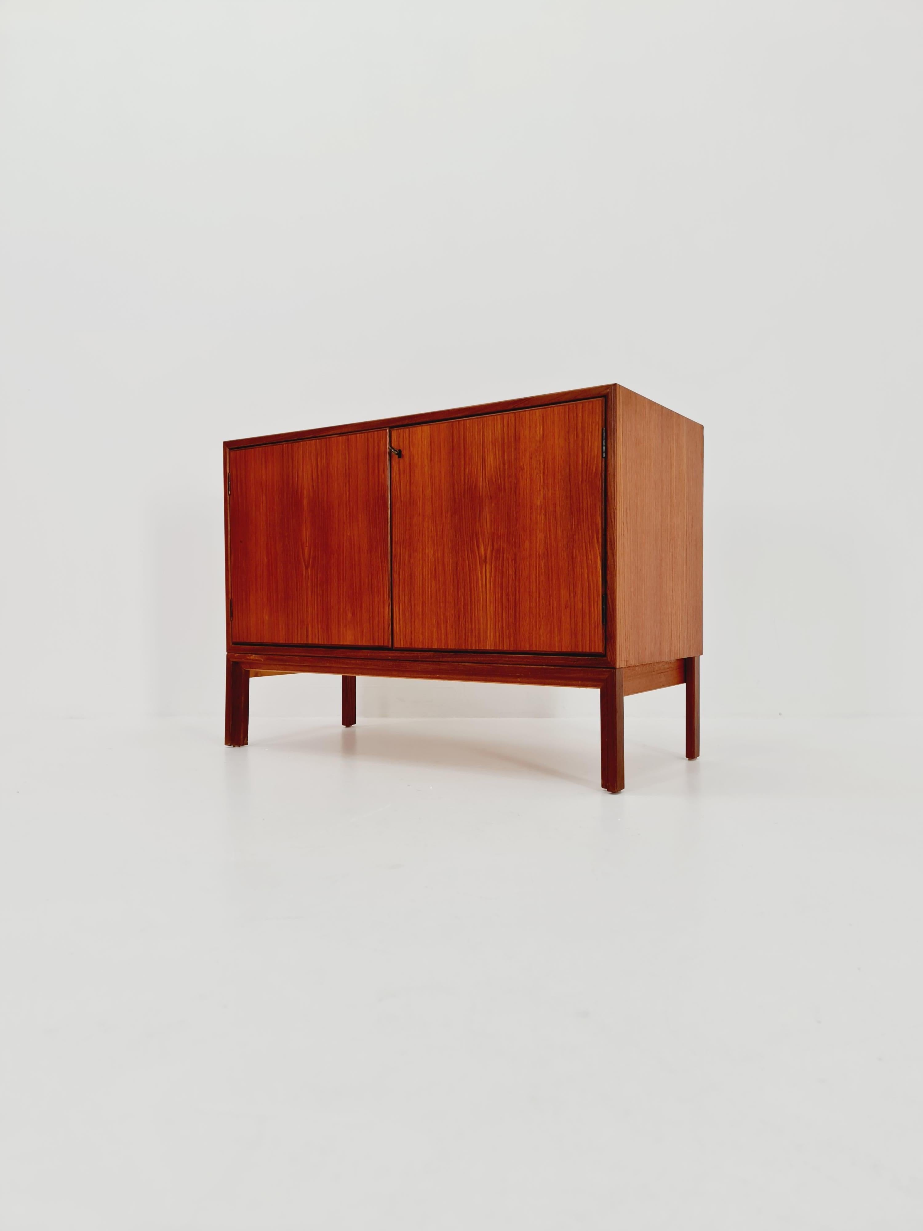 Mueble de recibidor de teca vintage danés de mediados de siglo, aparador, By cadovious  1960s Danés en venta