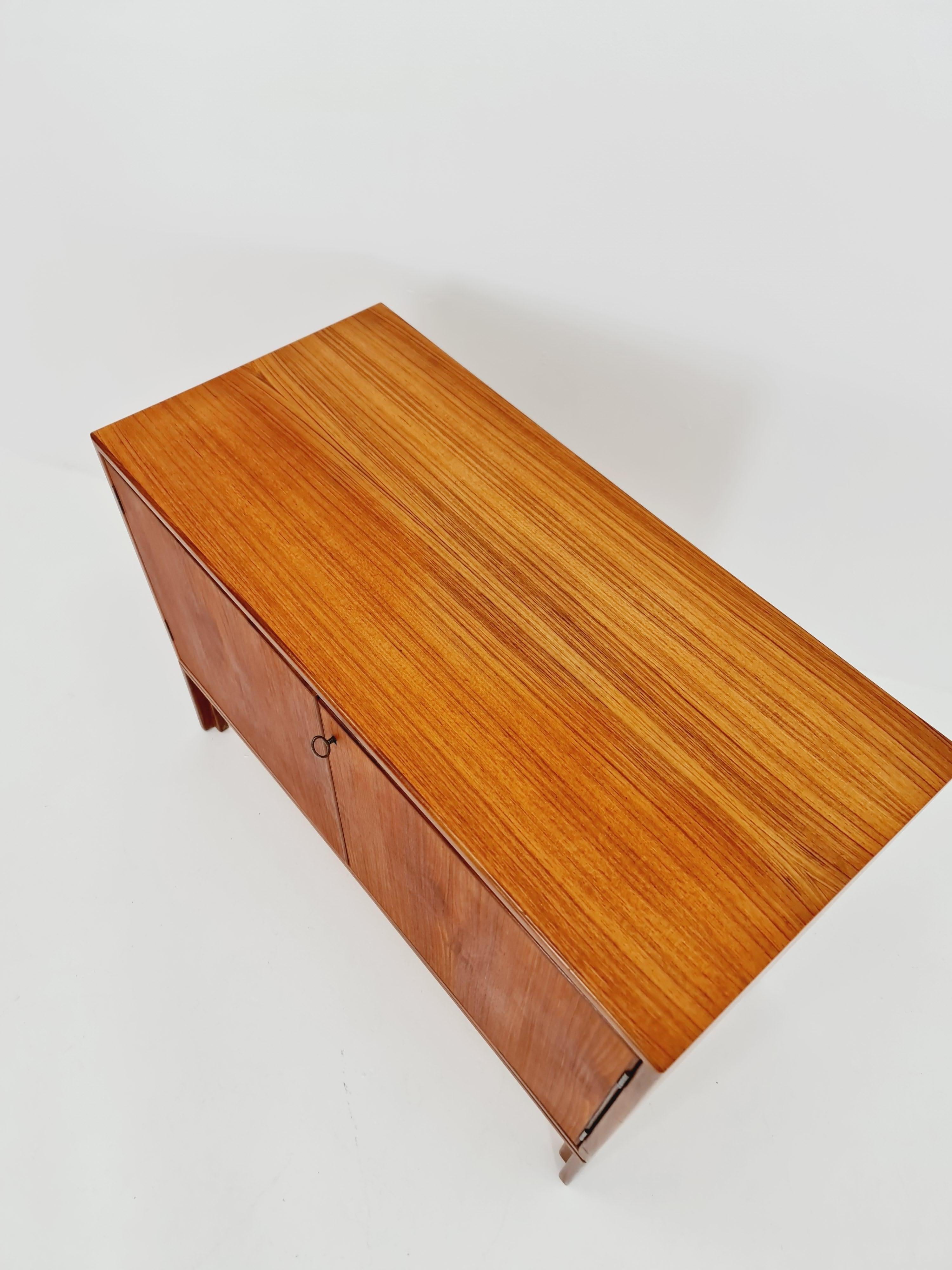 Mueble de recibidor de teca vintage danés de mediados de siglo, aparador, By cadovious  1960s en Bueno estado para la venta en Gaggenau, DE