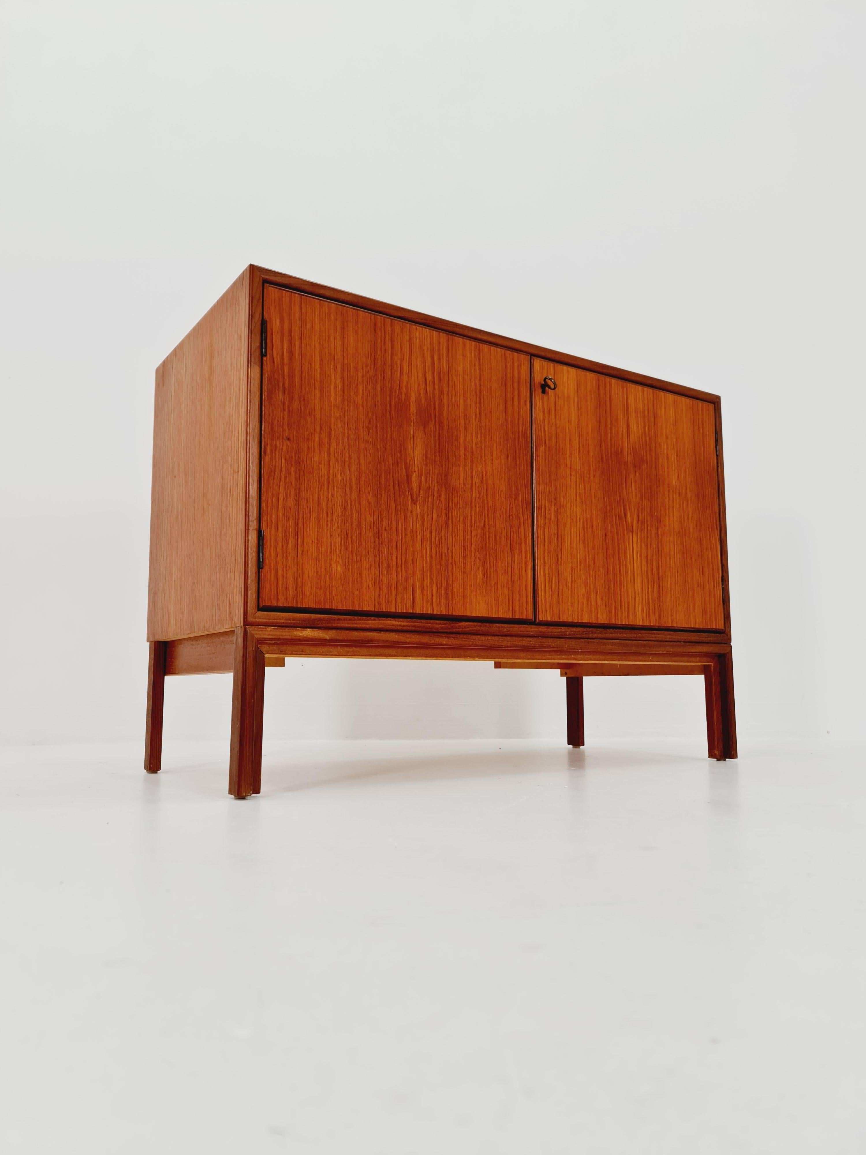Mueble de recibidor de teca vintage danés de mediados de siglo, aparador, By cadovious  1960s mediados del siglo XX en venta