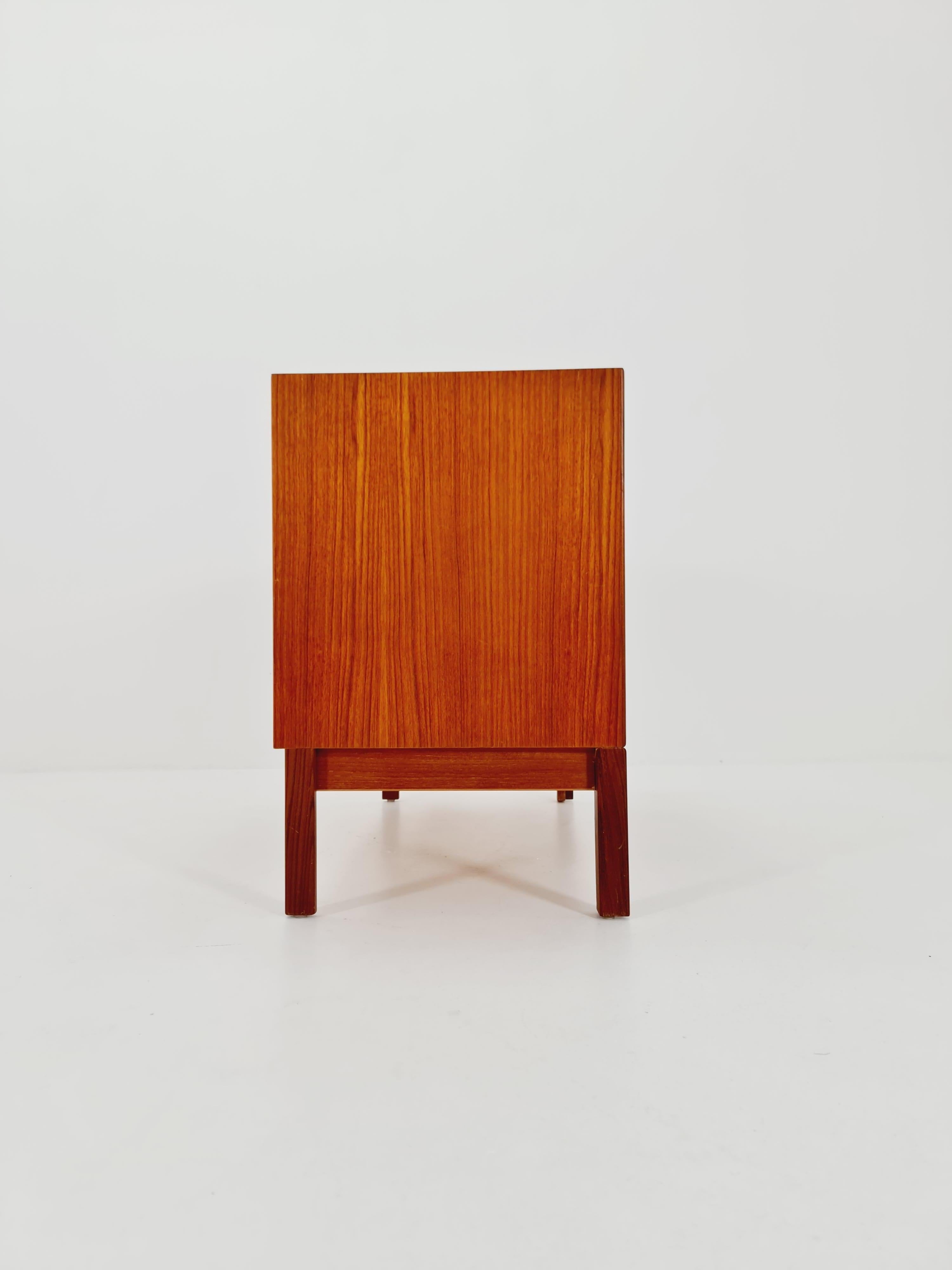 Mueble de recibidor de teca vintage danés de mediados de siglo, aparador, By cadovious  1960s Teca en venta