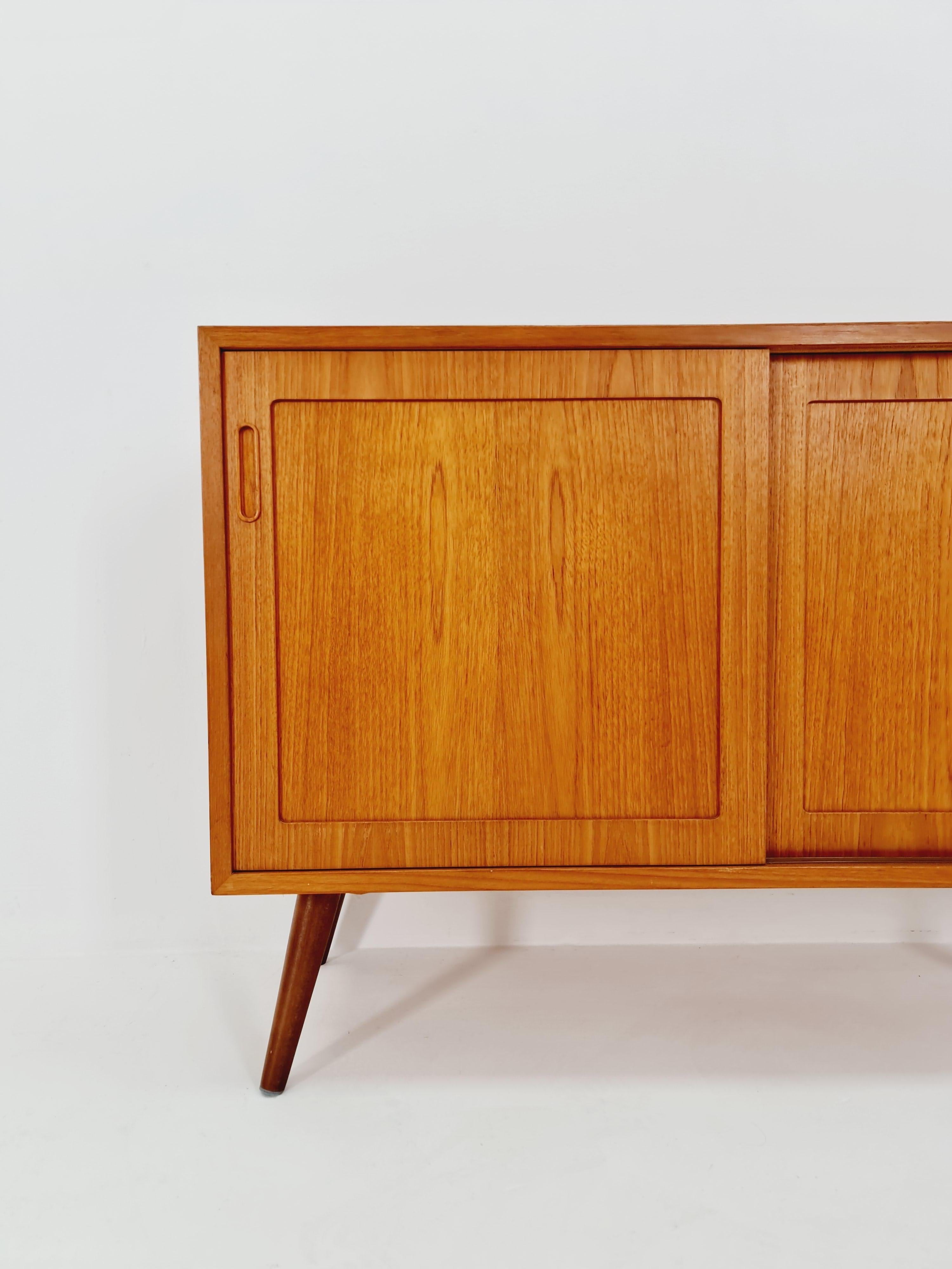 Meuble d'entrée en teck vintage danois du milieu du siècle, buffet, By Hundevad 1960s

L'étagère est amovible 

Fabriqué au Danemark

Dimensions : 
43   D x 108   W x 75   H cm

Il est en bon état vintage, cependant, comme avec tous les articles