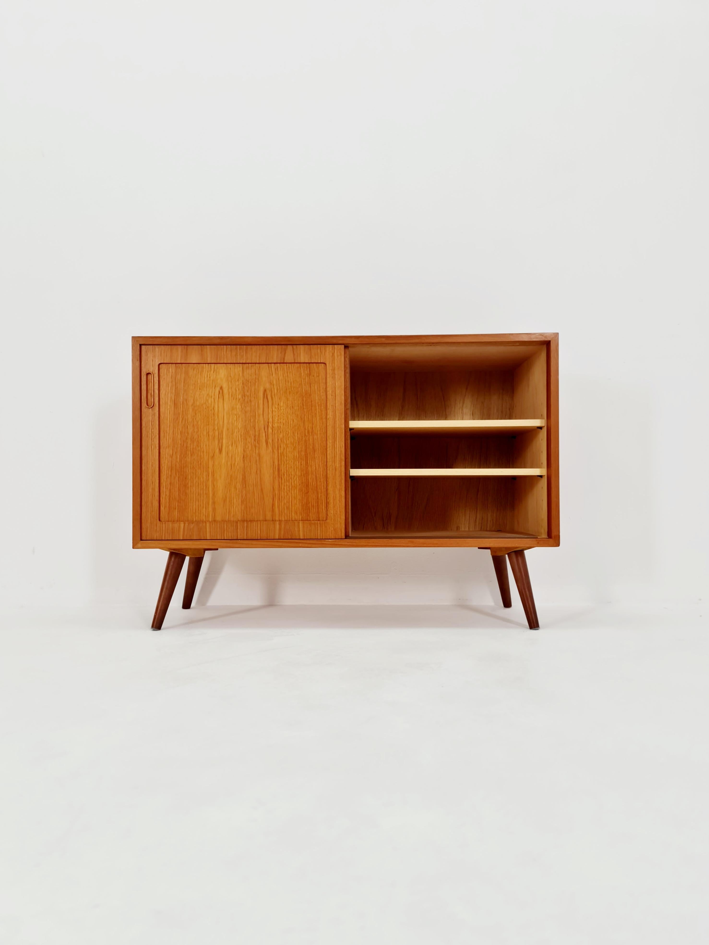 Mid-Century Modern Meuble d'entrée en teck vintage danois du milieu du siècle, buffet, By Hundevad 1960s en vente