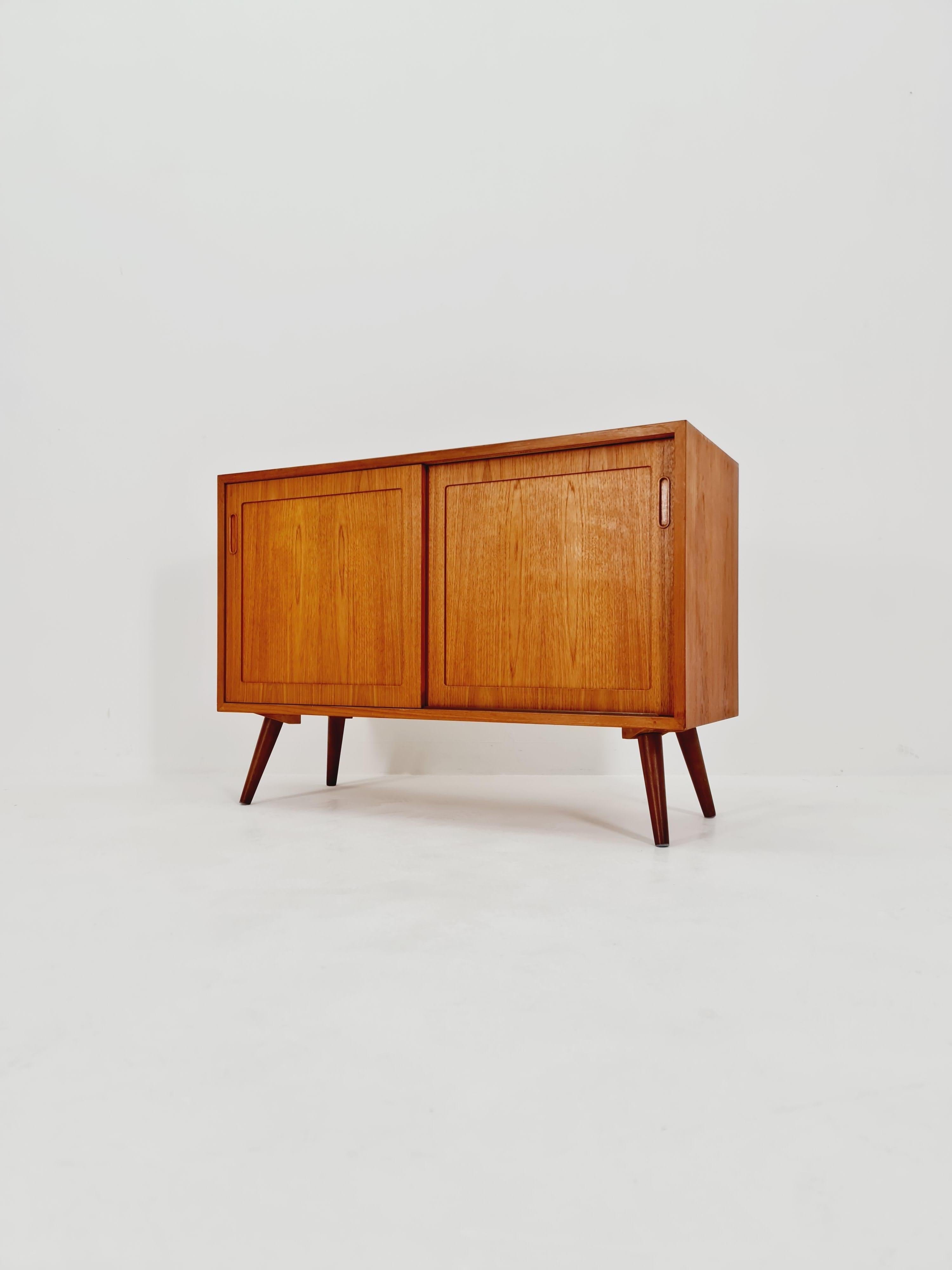 Meuble d'entrée en teck vintage danois du milieu du siècle, buffet, By Hundevad 1960s Bon état - En vente à Gaggenau, DE