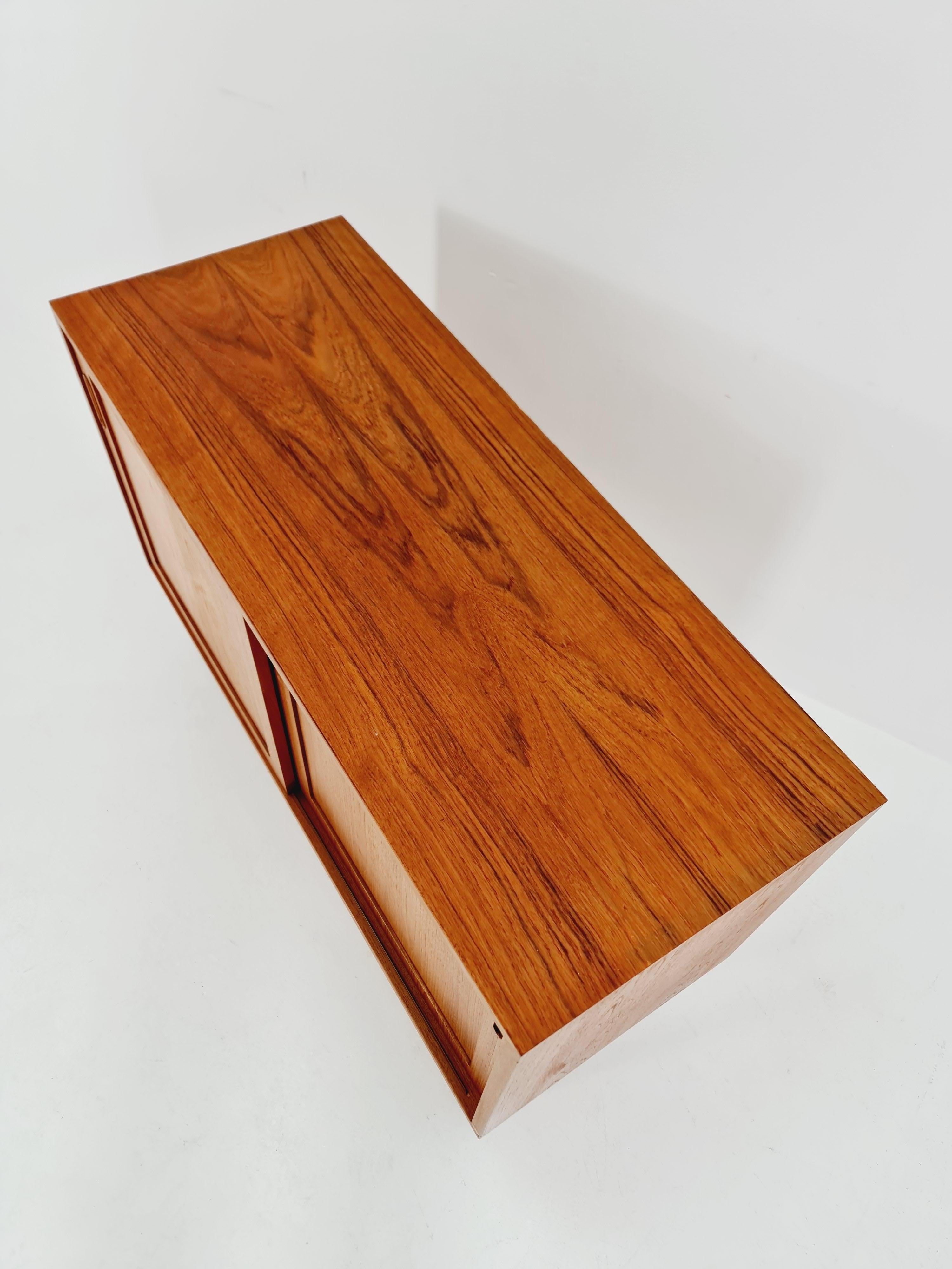 Milieu du XXe siècle Meuble d'entrée en teck vintage danois du milieu du siècle, buffet, By Hundevad 1960s en vente