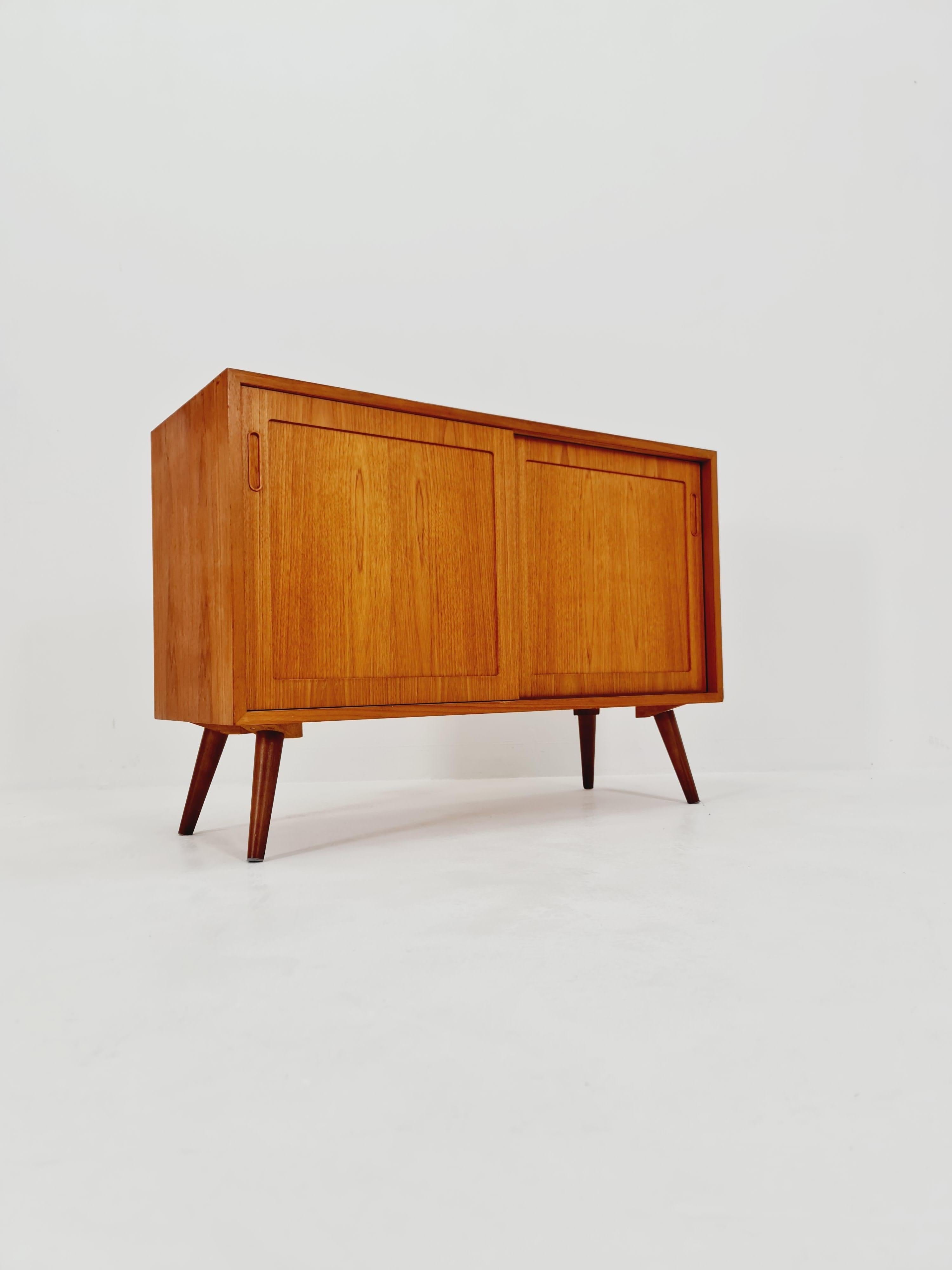 Teck Meuble d'entrée en teck vintage danois du milieu du siècle, buffet, By Hundevad 1960s en vente