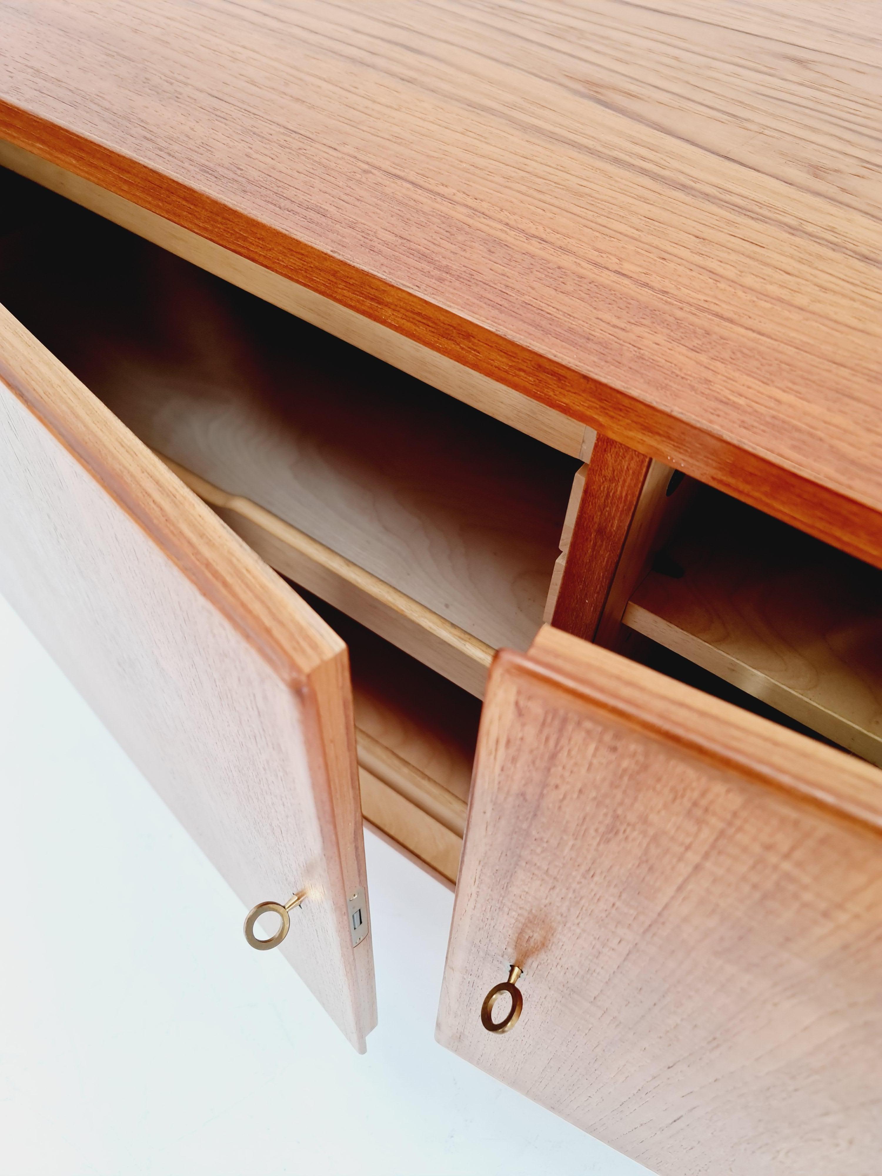 Armoire de couloir vintage danoise du milieu du siècle dernier en teck, buffet,  1960s en vente 7