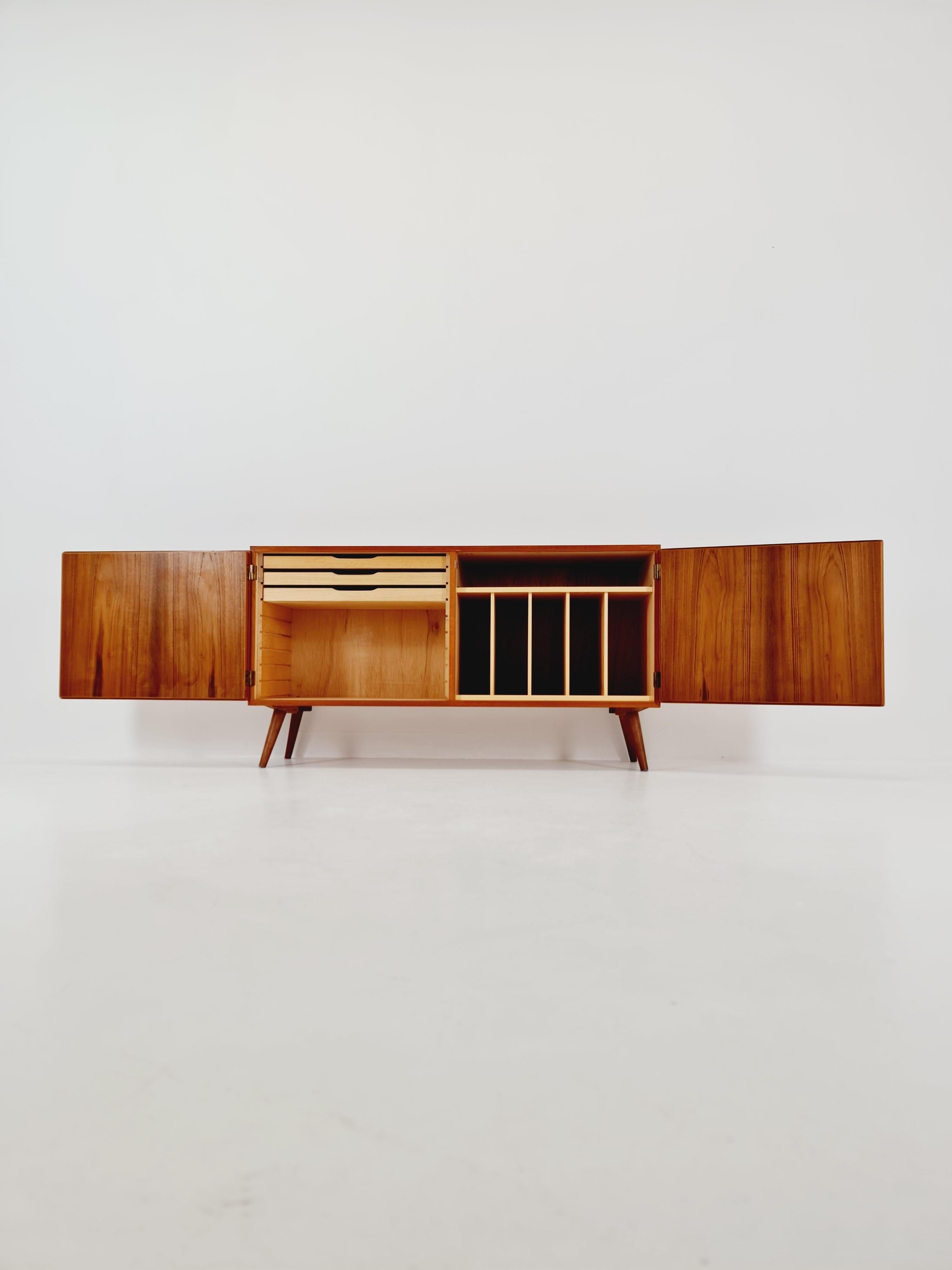 Meuble d'entrée en teck vintage danois du milieu du siècle, buffet,  1960s

L'étagère  et le tiroir sont  amovible 

Fabriqué au Danemark

Dimensions : 
40 D x 140 L x 75 H cm

Il est en bon état vintage, cependant, comme avec tous les articles