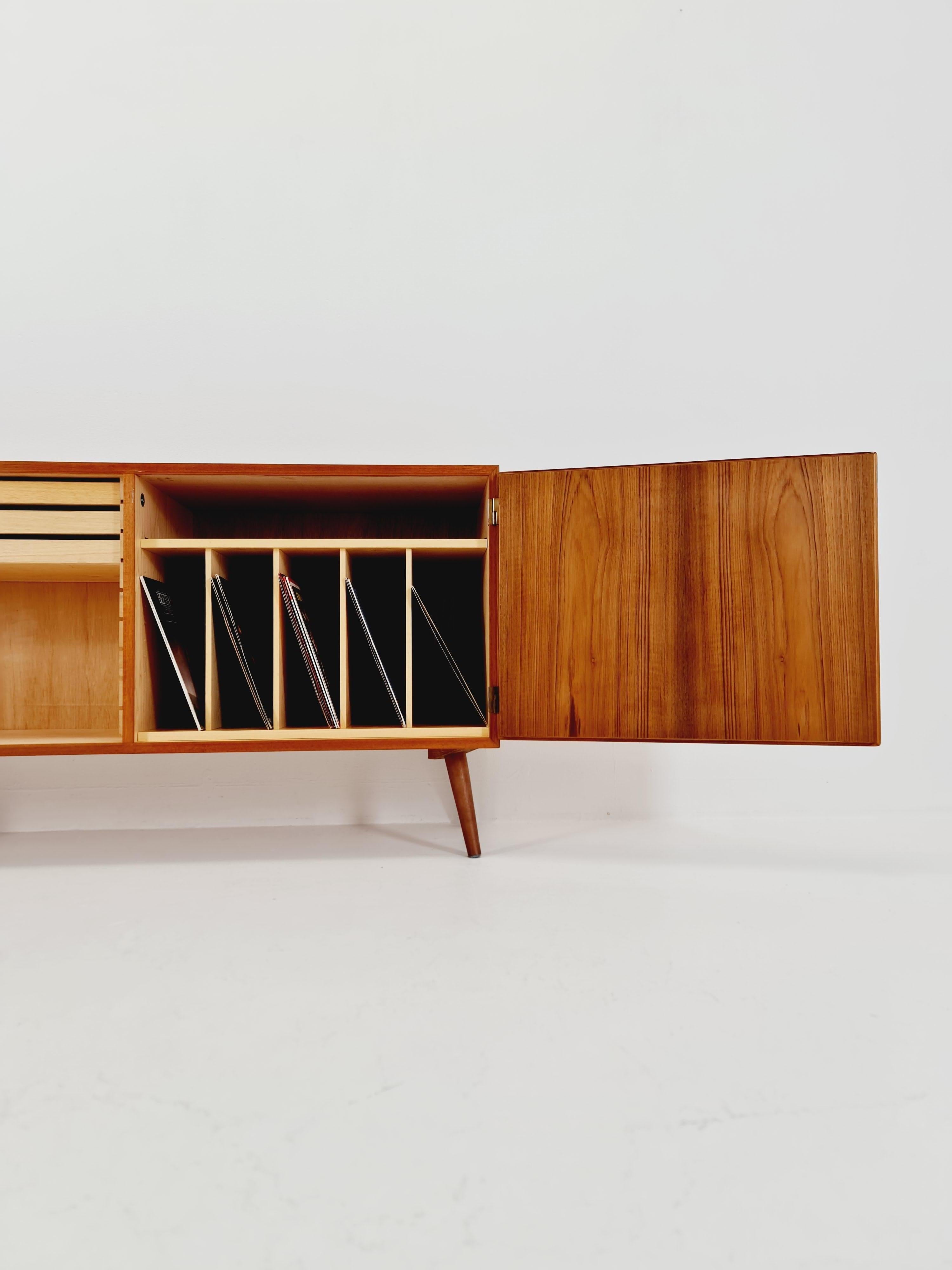 Mid-Century Modern Armoire de couloir vintage danoise du milieu du siècle dernier en teck, buffet,  1960s en vente