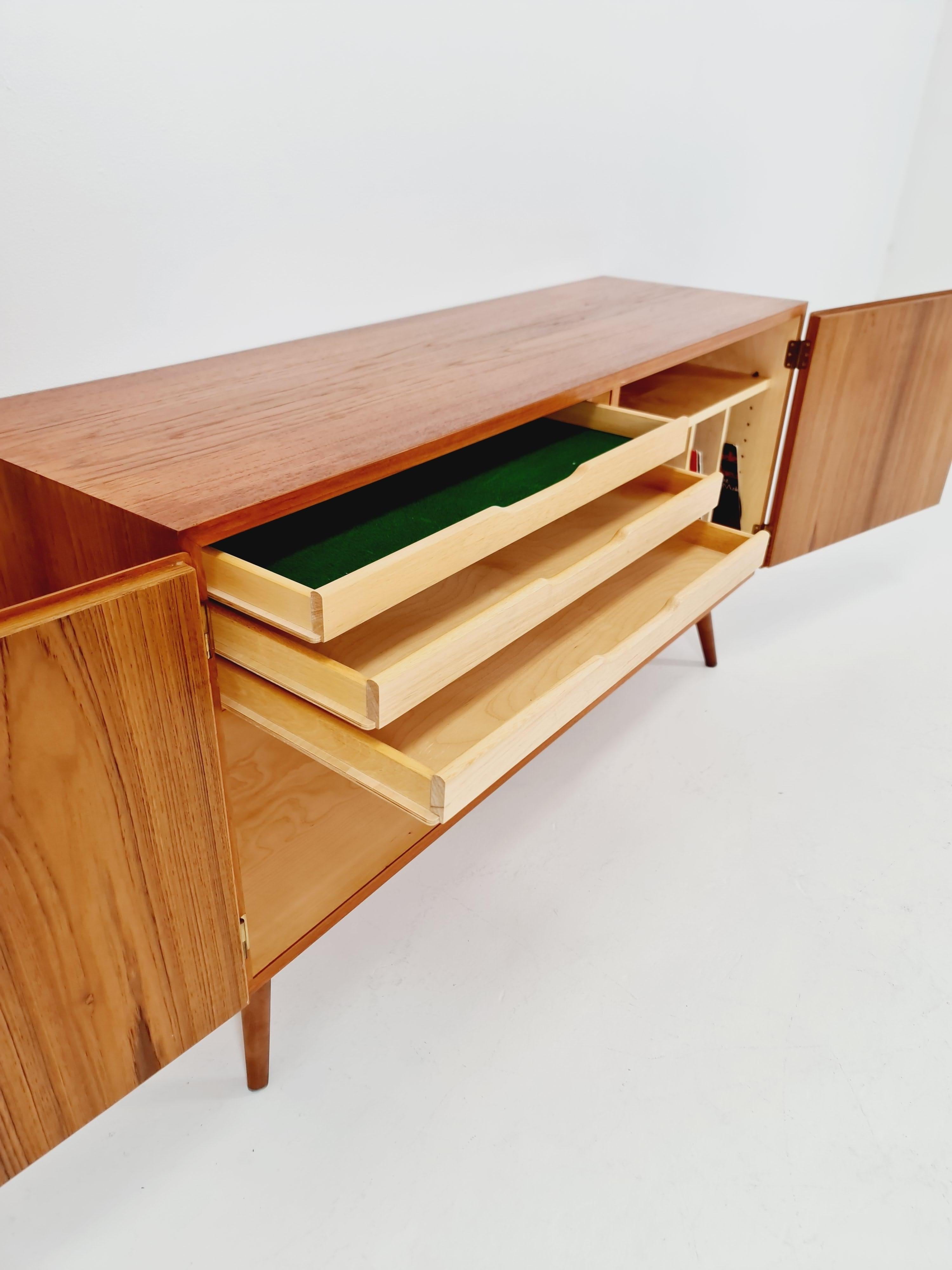 Armoire de couloir vintage danoise du milieu du siècle dernier en teck, buffet,  1960s Bon état - En vente à Gaggenau, DE