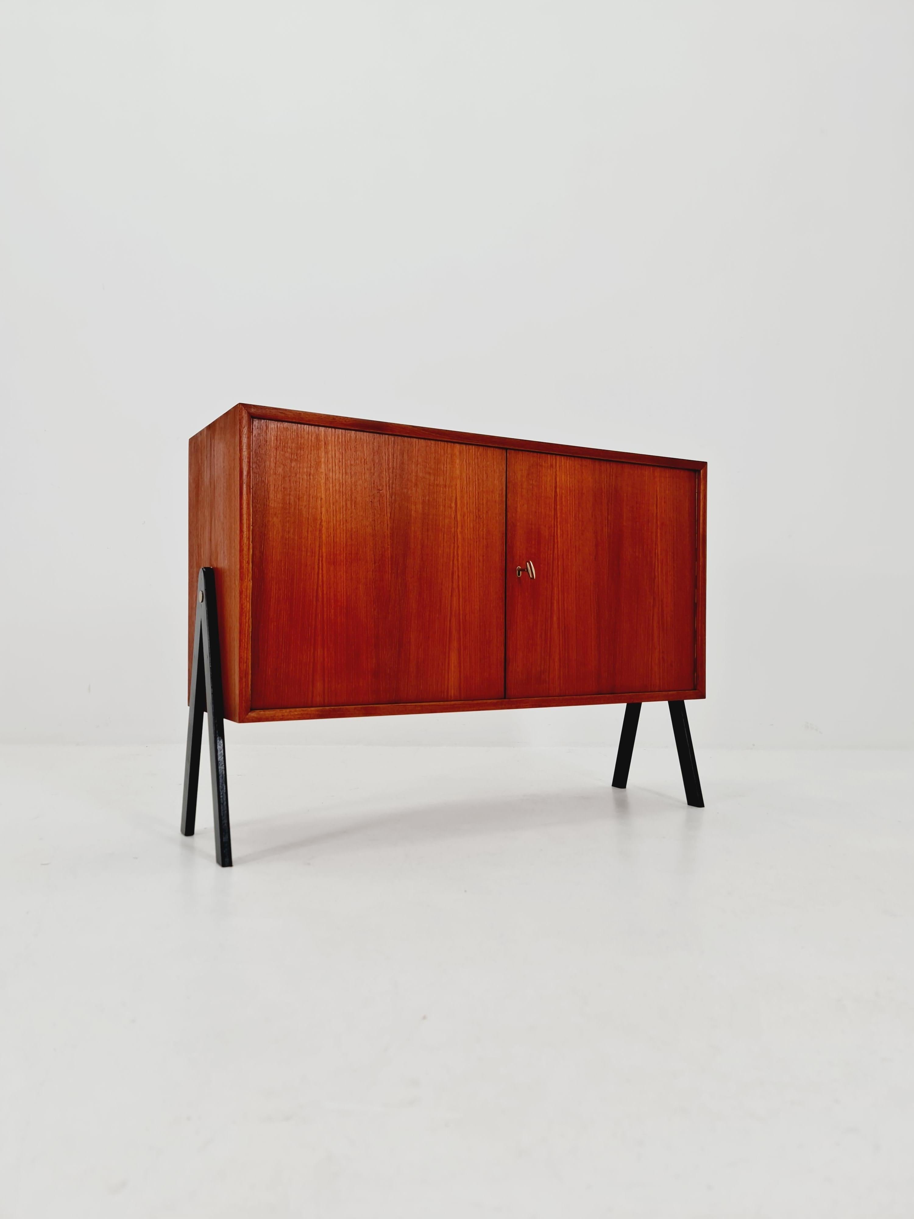 Dänische Vintage-Anrichte aus Teakholz aus der Mitte des Jahrhunderts, 1960er Jahre im Zustand „Gut“ im Angebot in Gaggenau, DE