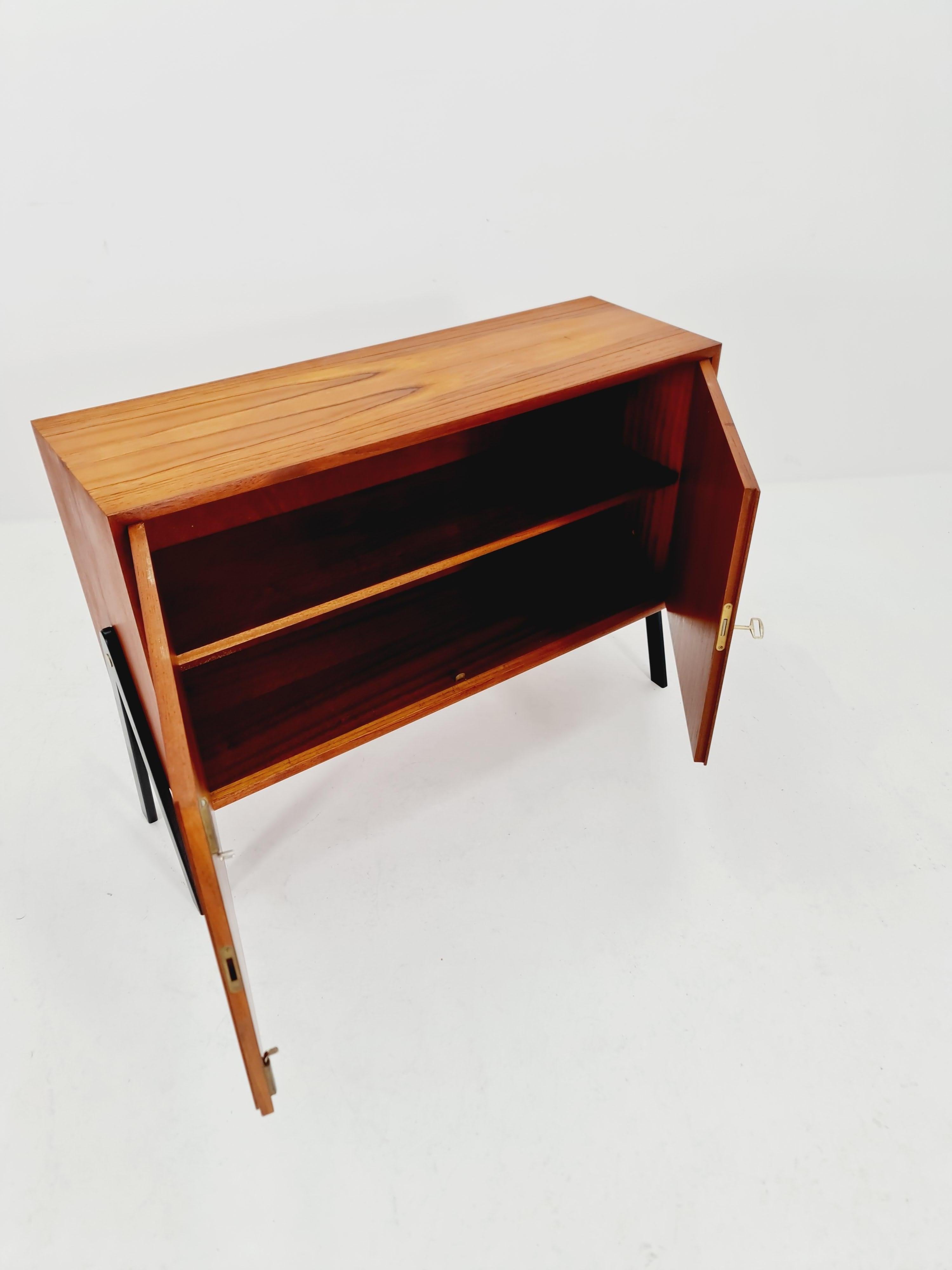 Dänische Vintage-Anrichte aus Teakholz aus der Mitte des Jahrhunderts, 1960er Jahre (Mitte des 20. Jahrhunderts) im Angebot