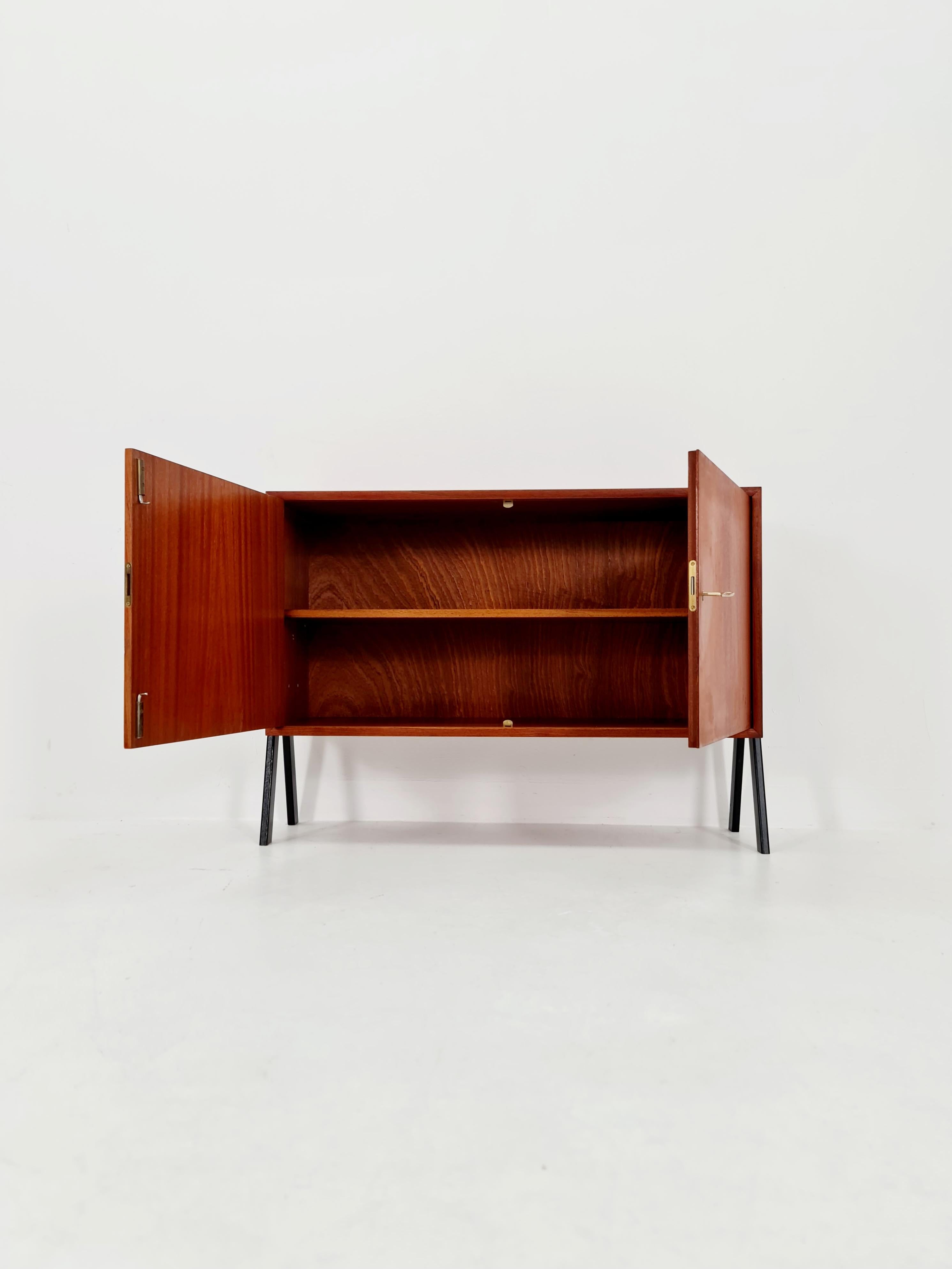 Dänische Vintage-Anrichte aus Teakholz aus der Mitte des Jahrhunderts, 1960er Jahre im Angebot 1
