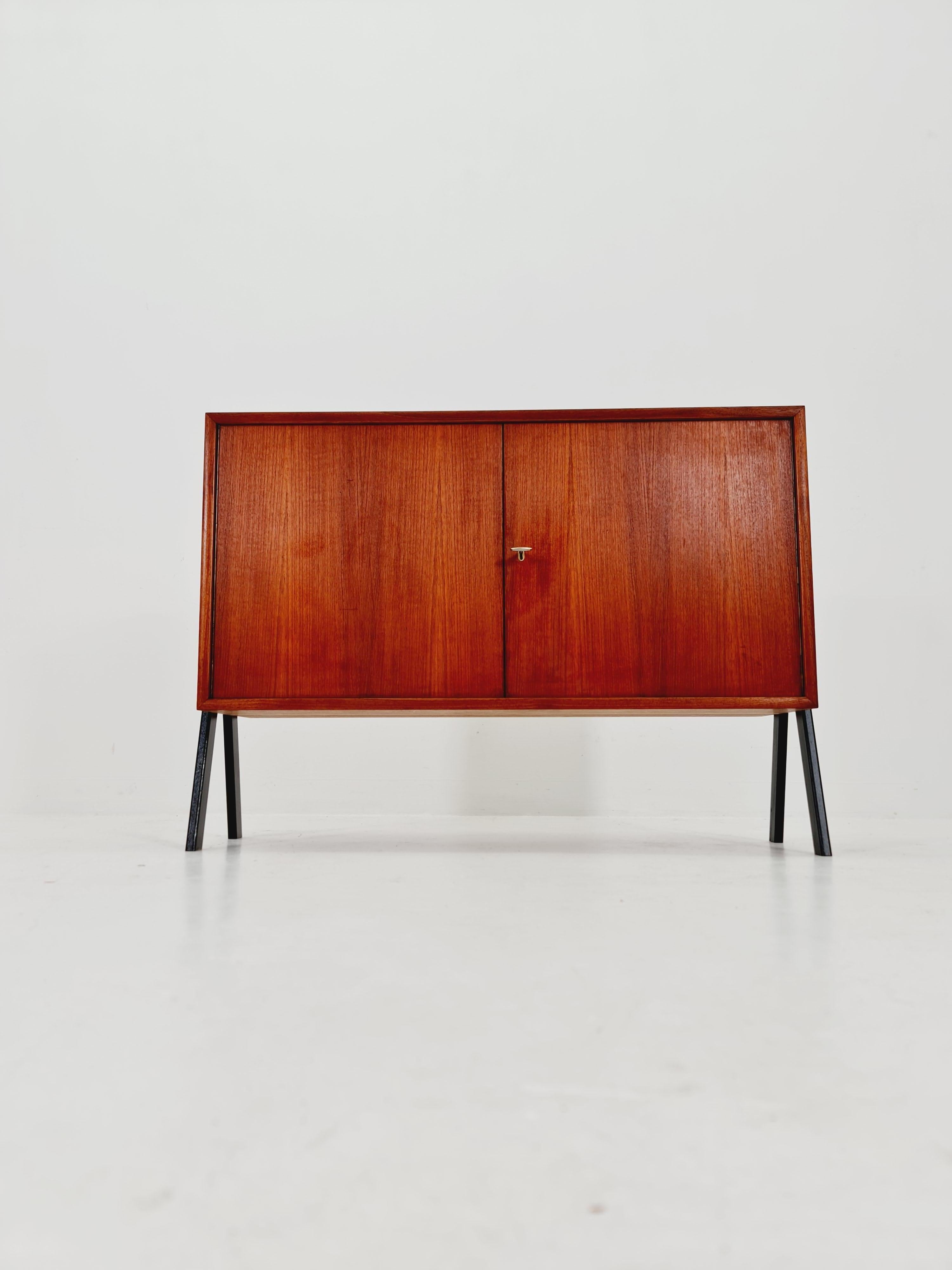 Dänische Vintage-Anrichte aus Teakholz aus der Mitte des Jahrhunderts, 1960er Jahre im Angebot 4
