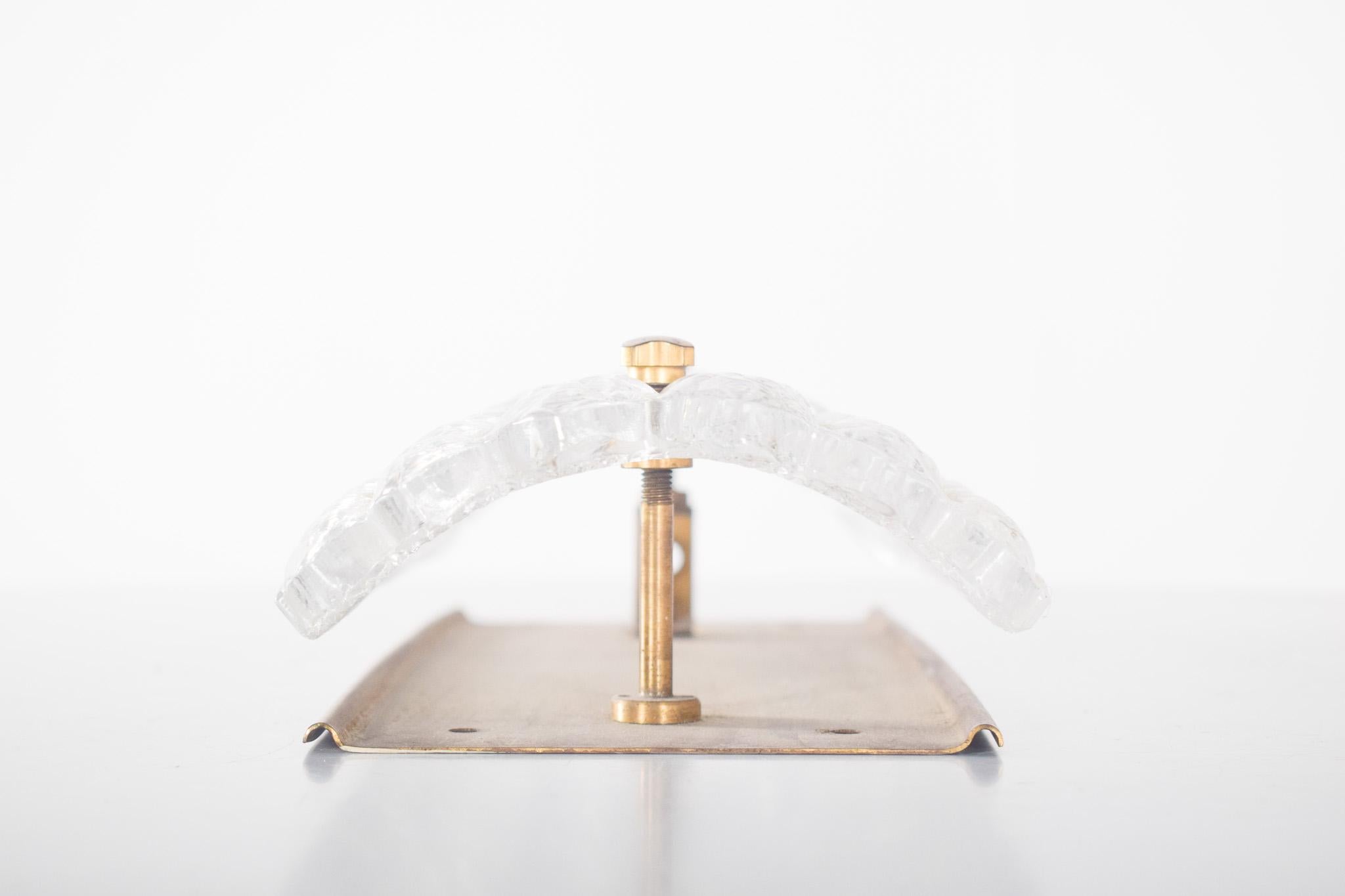 Mid-Century moderno Lampada da parete danese di metà secolo in metallo e vetro in vendita
