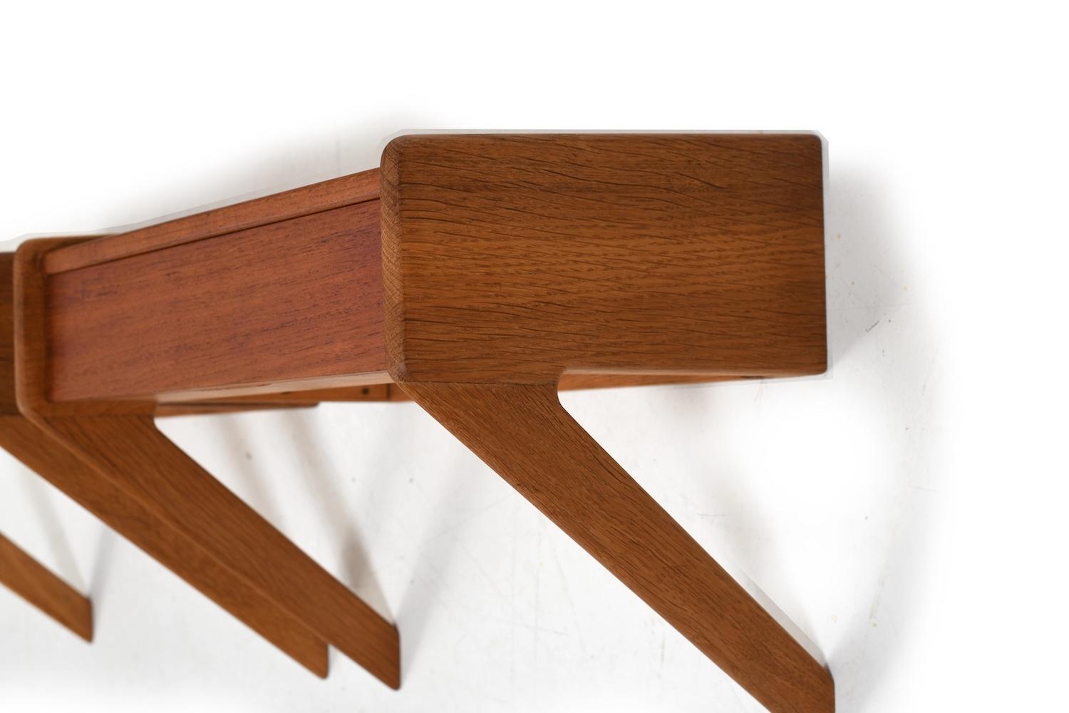 Scandinave moderne Tables de nuit murales danoises du milieu du siècle par Ølholm en vente
