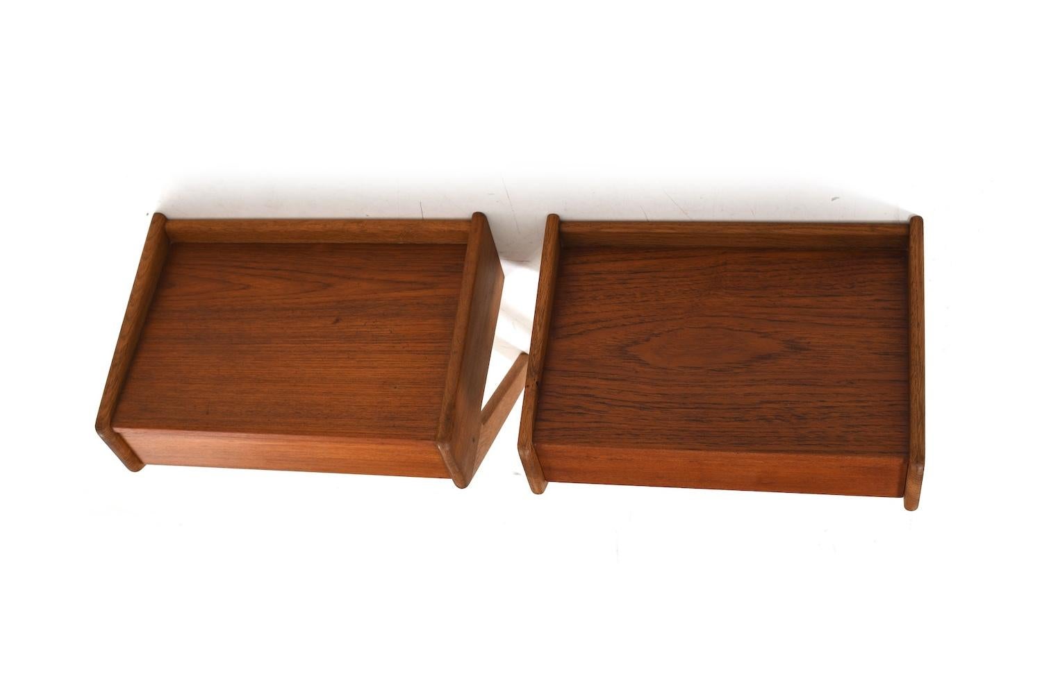 20ième siècle Tables de nuit murales danoises du milieu du siècle par Ølholm en vente