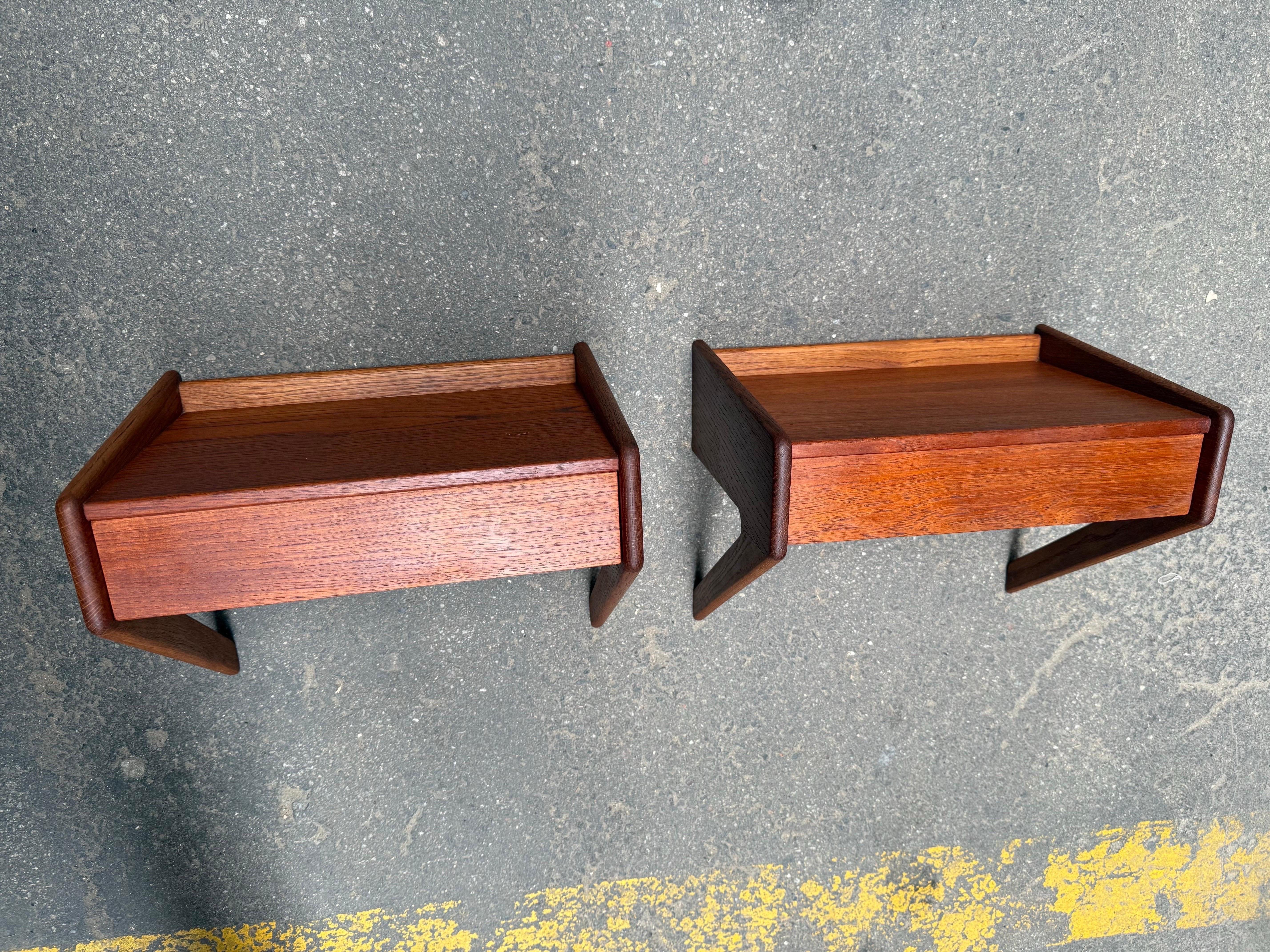 A beautful set of Mid century danish wall mounted nightstands. Made in teak and oak. Each with one drawer. Produced by Ølholm Møbelfarik Denmark 1950s. 