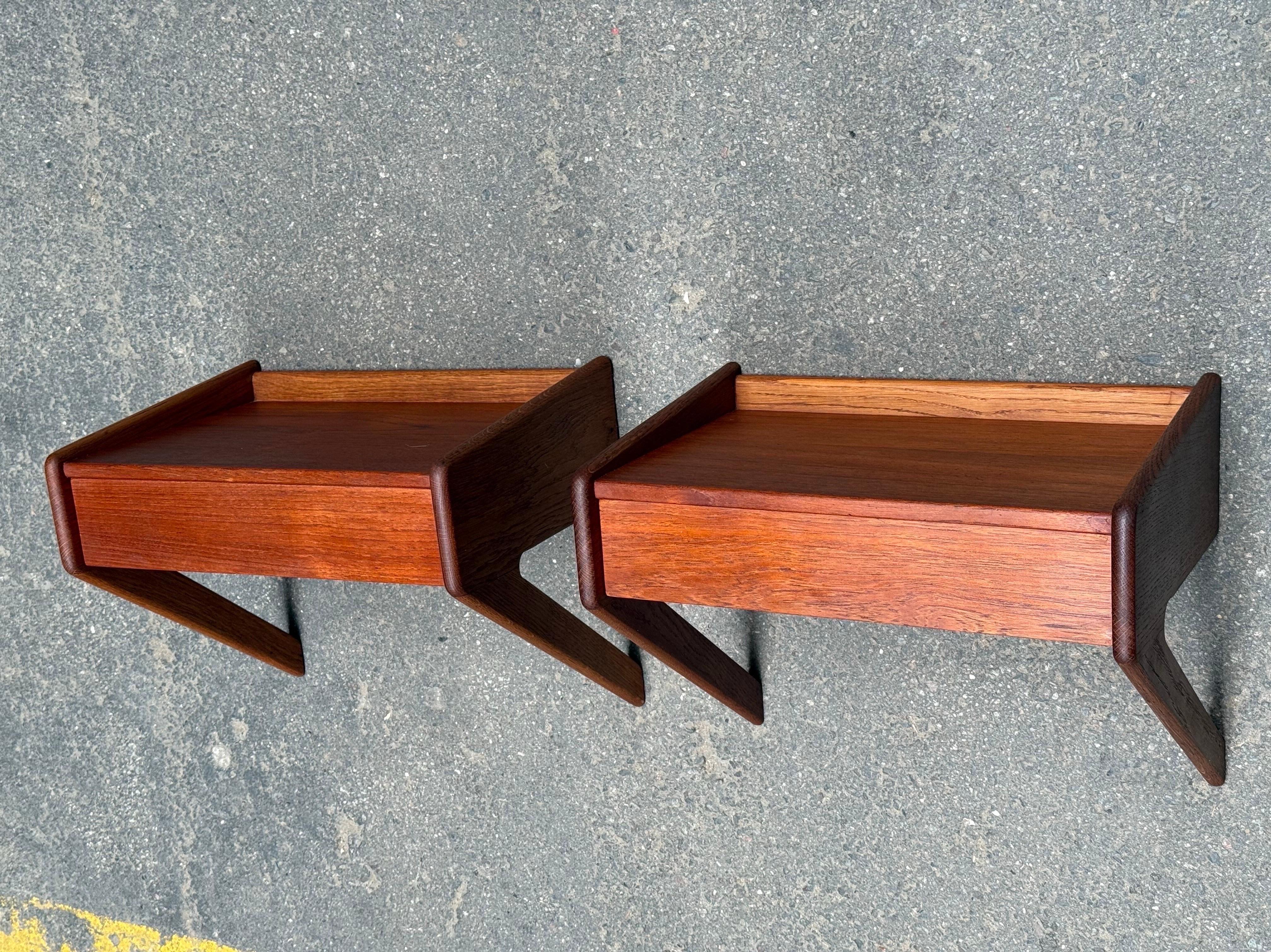 Mid-Century Danish Wall-Mounted Nightstands from Ølholm Møbelfabrik, 1950s In condizioni buone in vendita a Copenhagen, DK