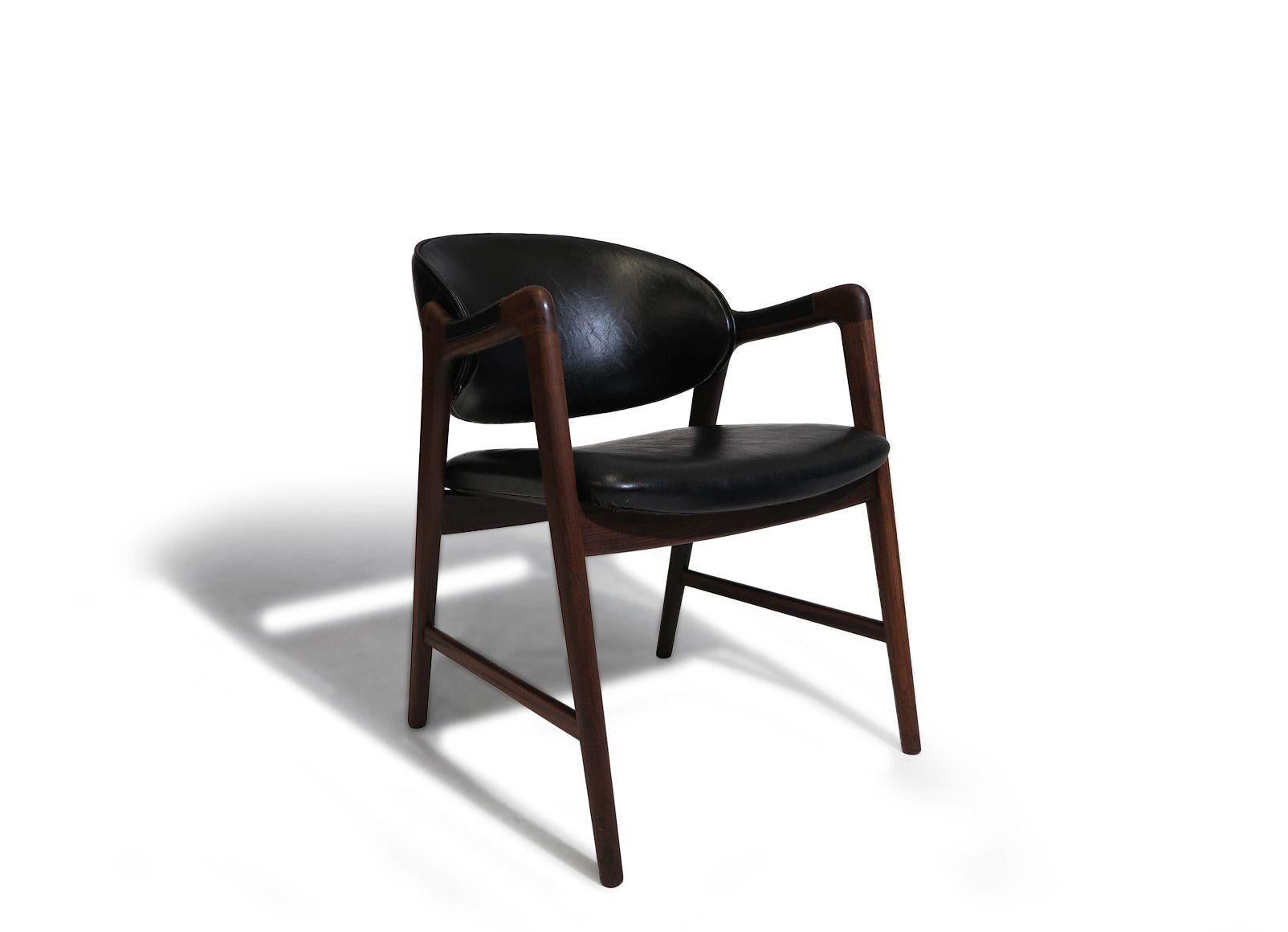 Sillones de nogal danés de mediados de siglo en negro Escandinavo moderno en venta
