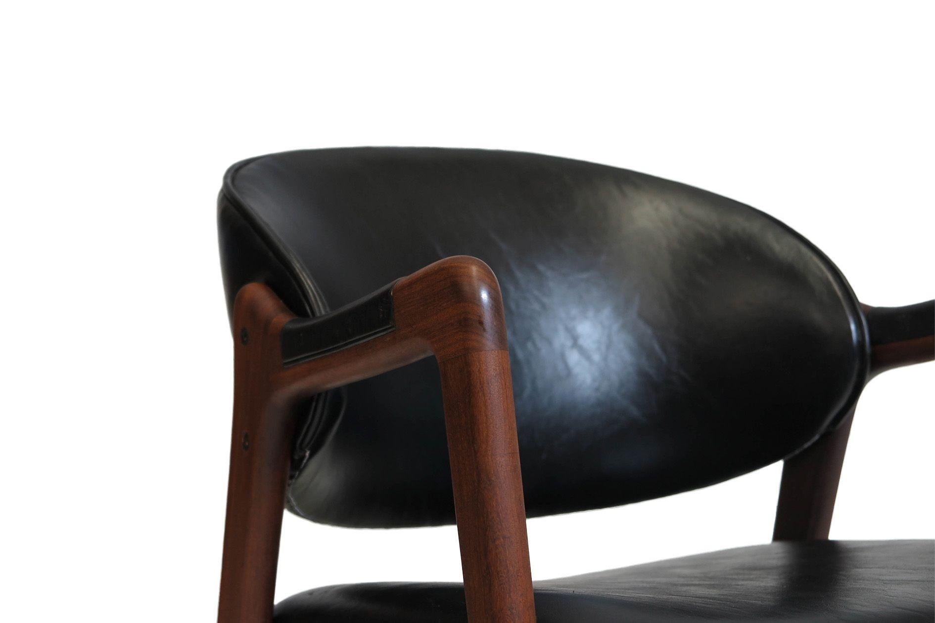 Sillones de nogal danés de mediados de siglo en negro Danés en venta