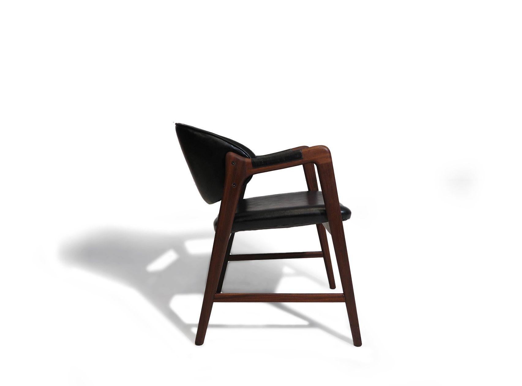 Sillones de nogal danés de mediados de siglo en negro Aceitado en venta
