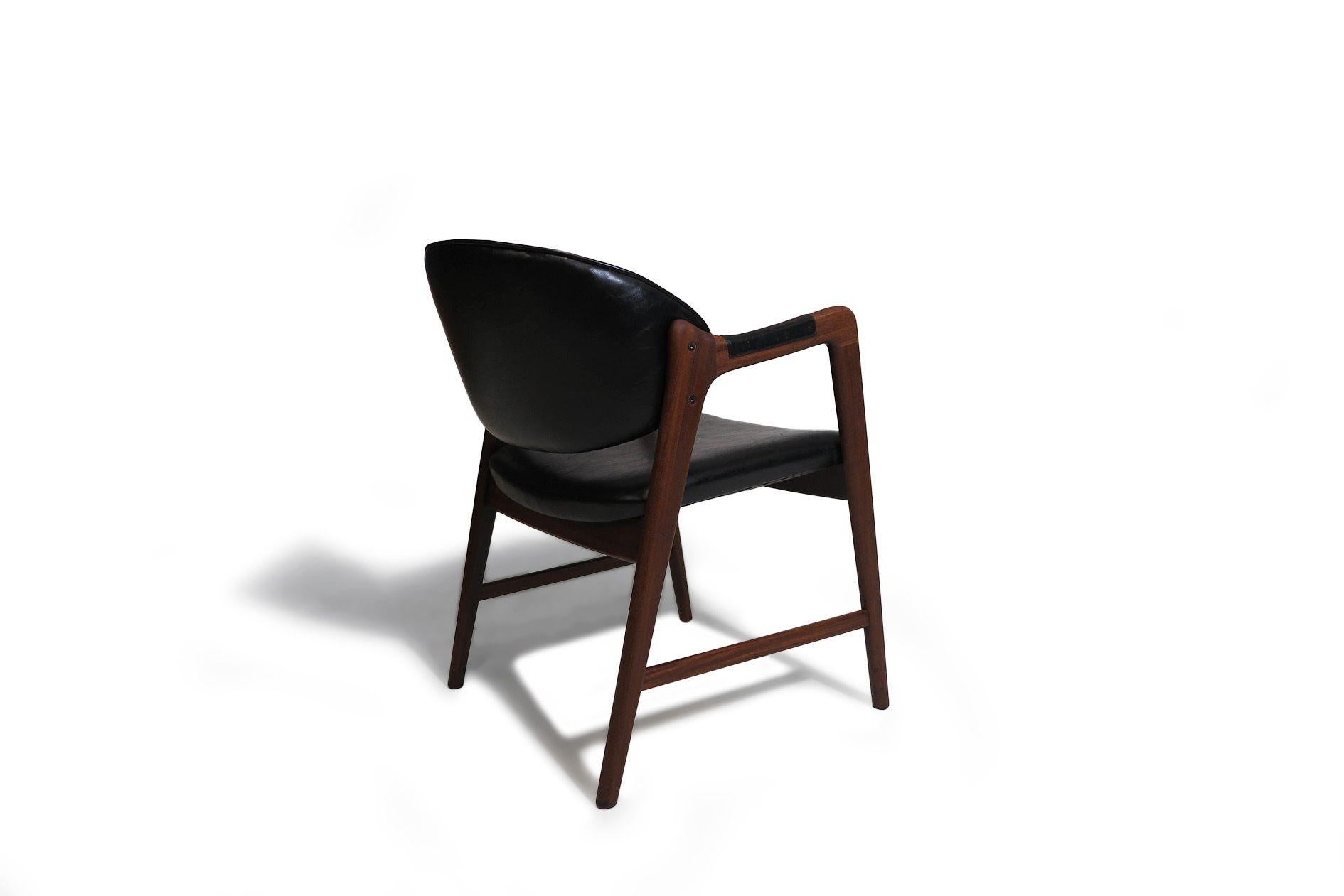 Sillones de nogal danés de mediados de siglo en negro siglo XX en venta