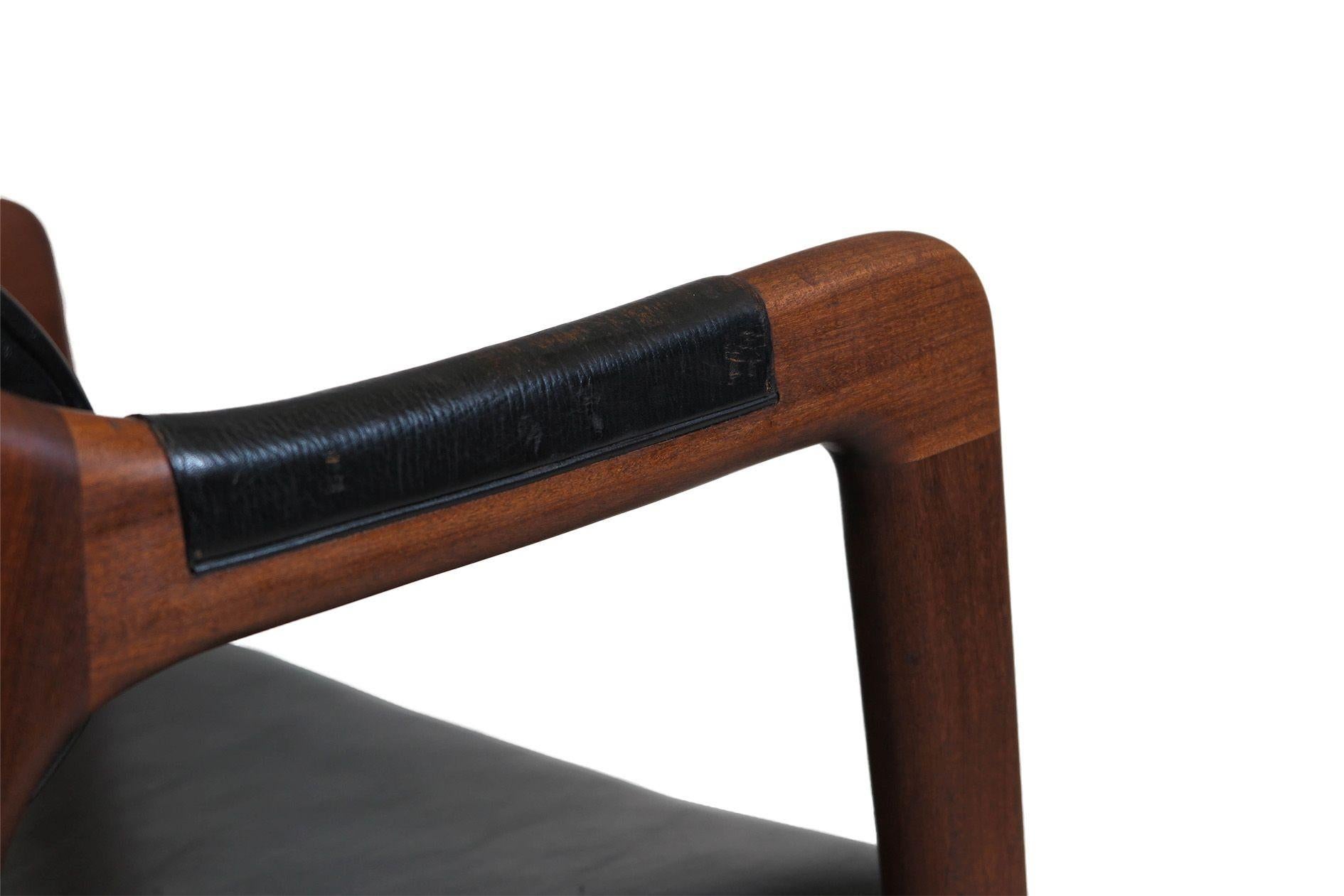 Sillones de nogal danés de mediados de siglo en negro Nogal en venta