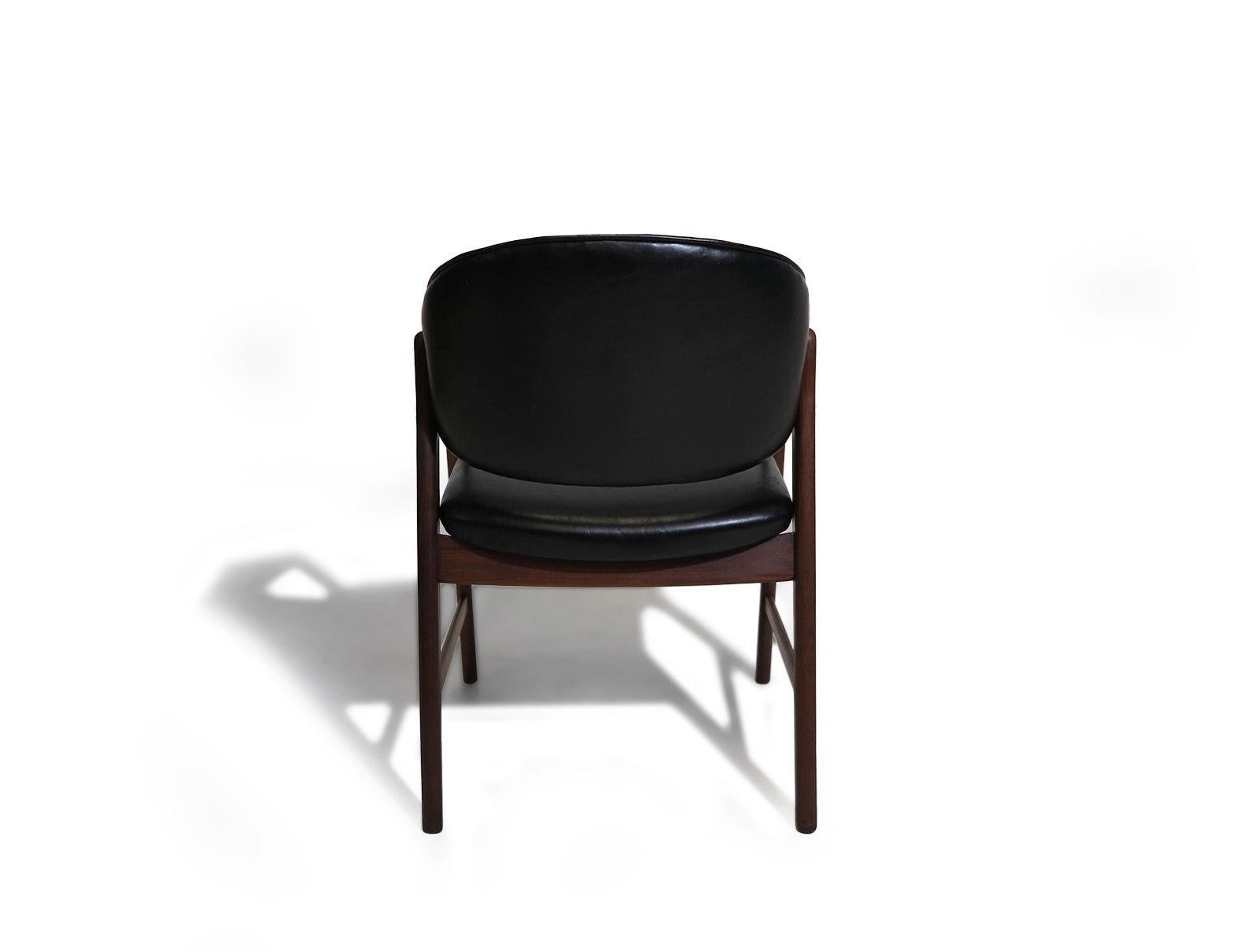 Sillones de nogal danés de mediados de siglo en negro en venta 1