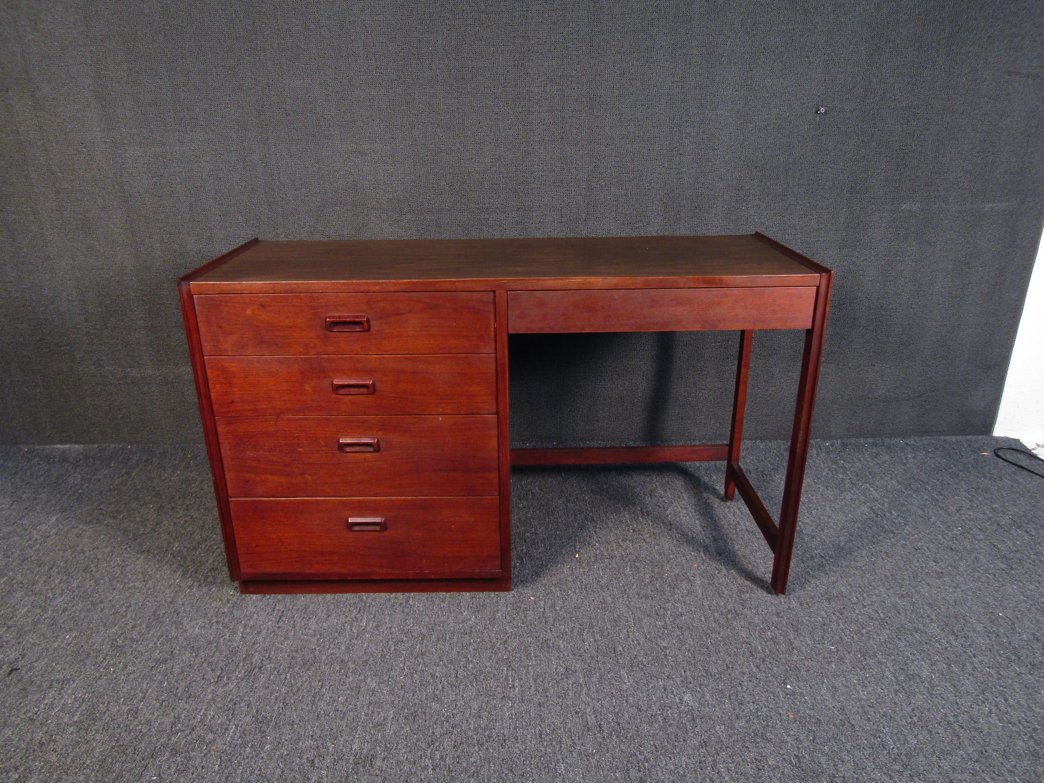 Mid-Century Modern Danish style walnut desk. Vibrant color and in good condition. 

Dimensions: W 48