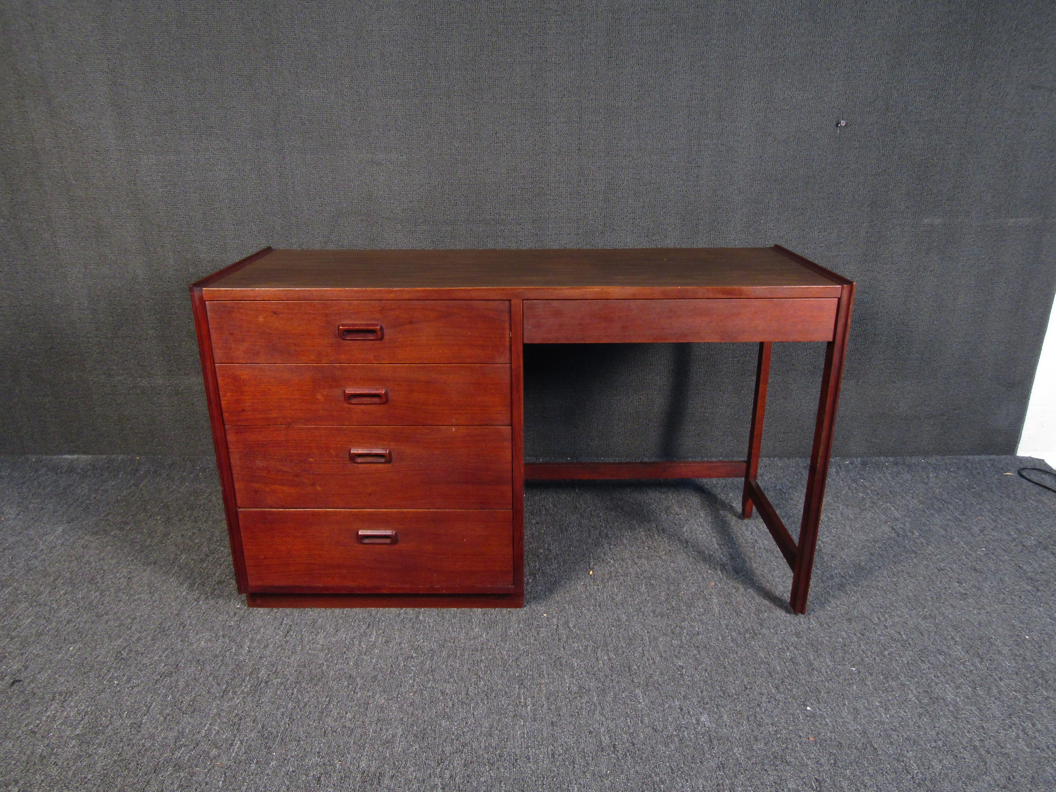 Mid-Century Modern Bureau danois en noyer du milieu du siècle dernier en vente