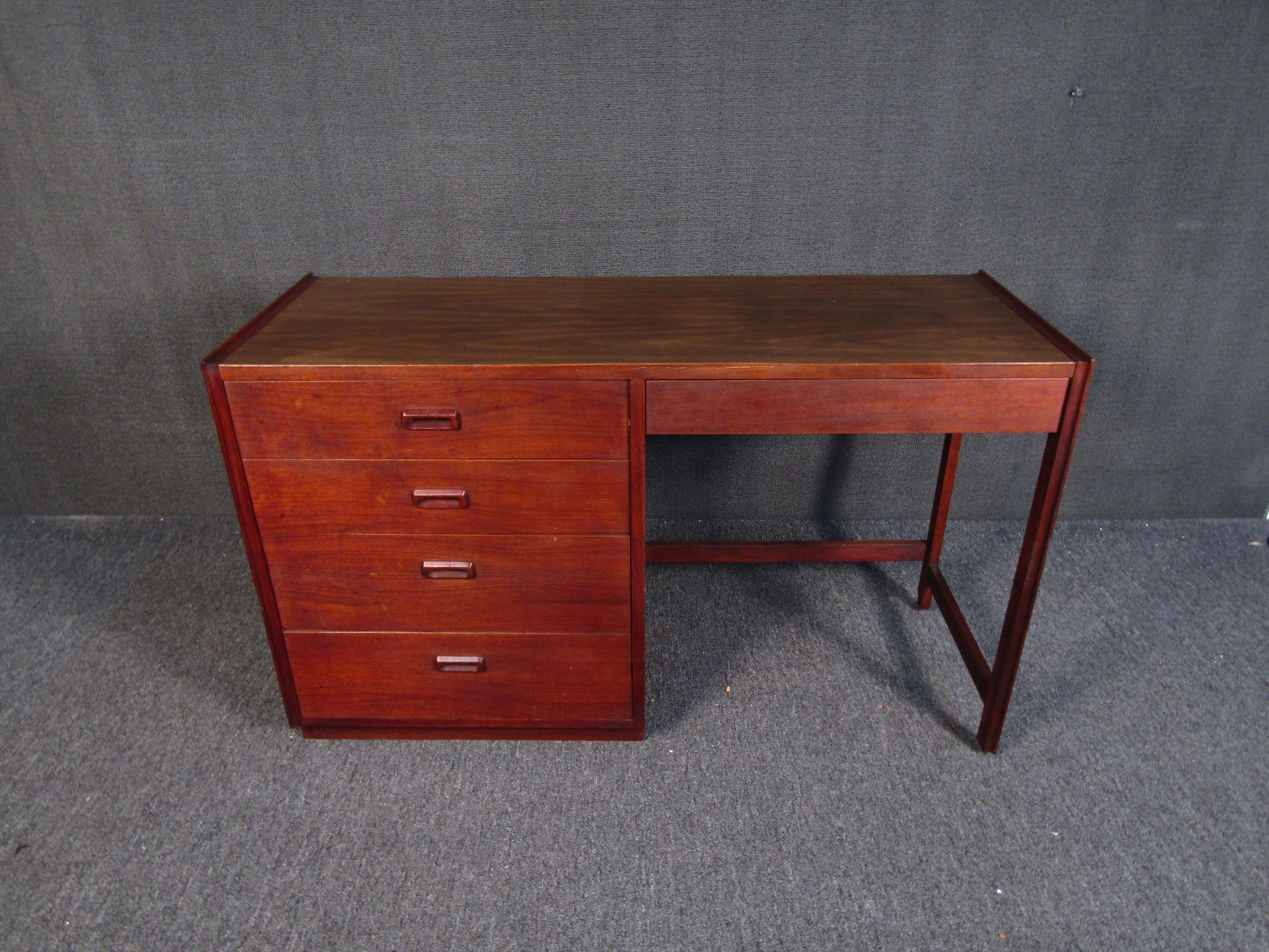 Mid-Century Danish Walnut Desk In Good Condition For Sale In Brooklyn, NY