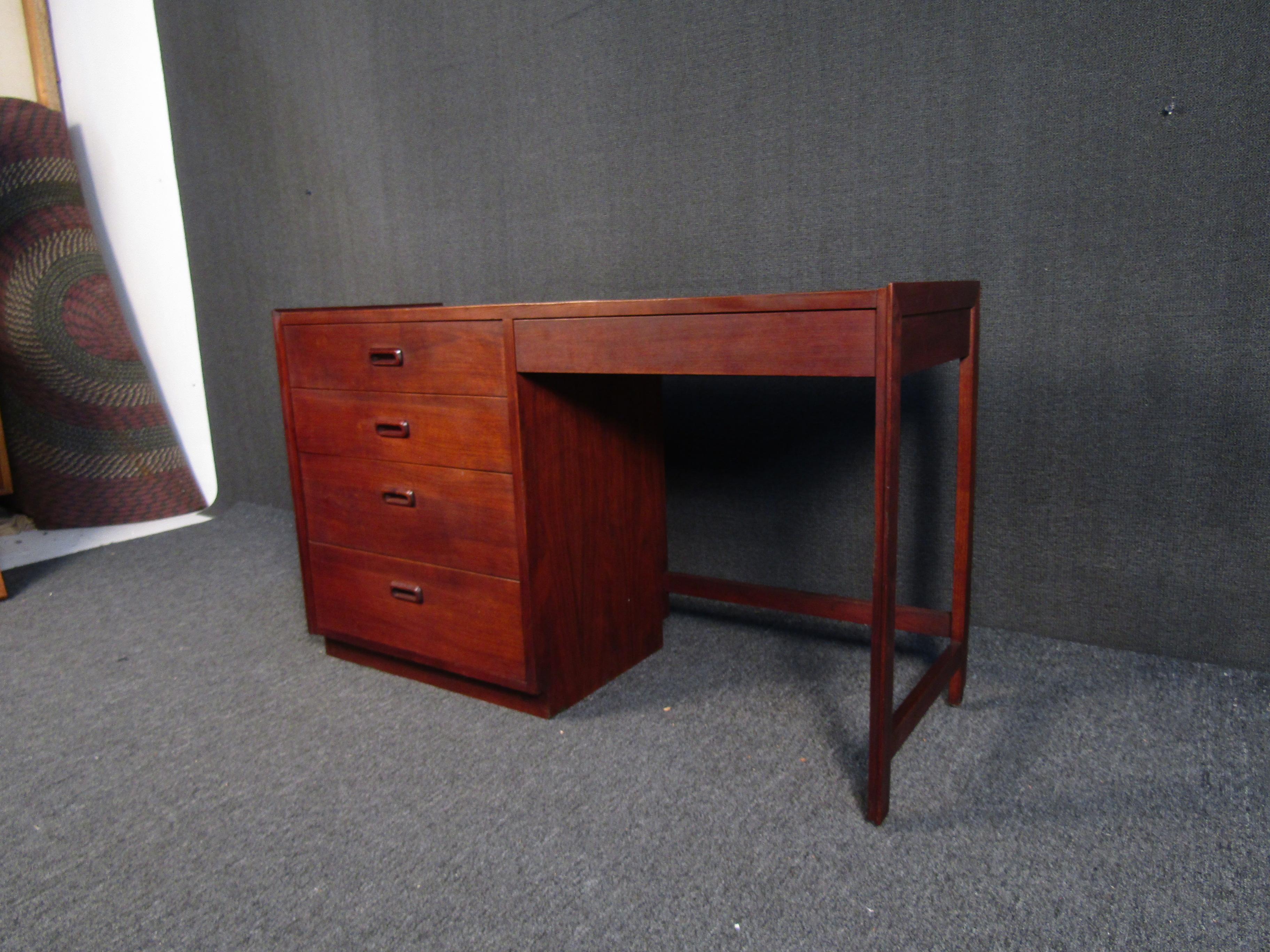 Dänischer Walnussholz-Schreibtisch aus der Mitte des Jahrhunderts (Teakholz) im Angebot