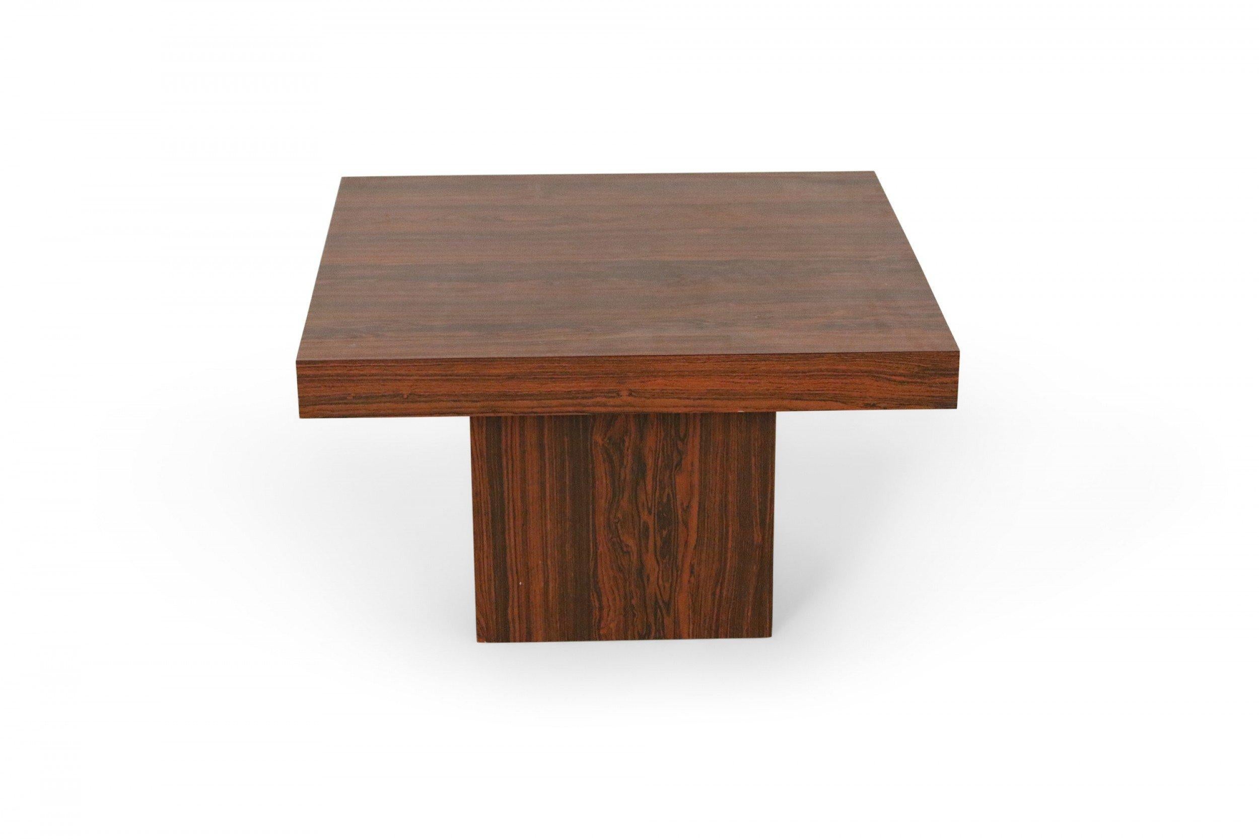 Table d'appoint danoise du milieu du siècle dernier à piédestal en noyer et base en forme de piédestal en vente 3