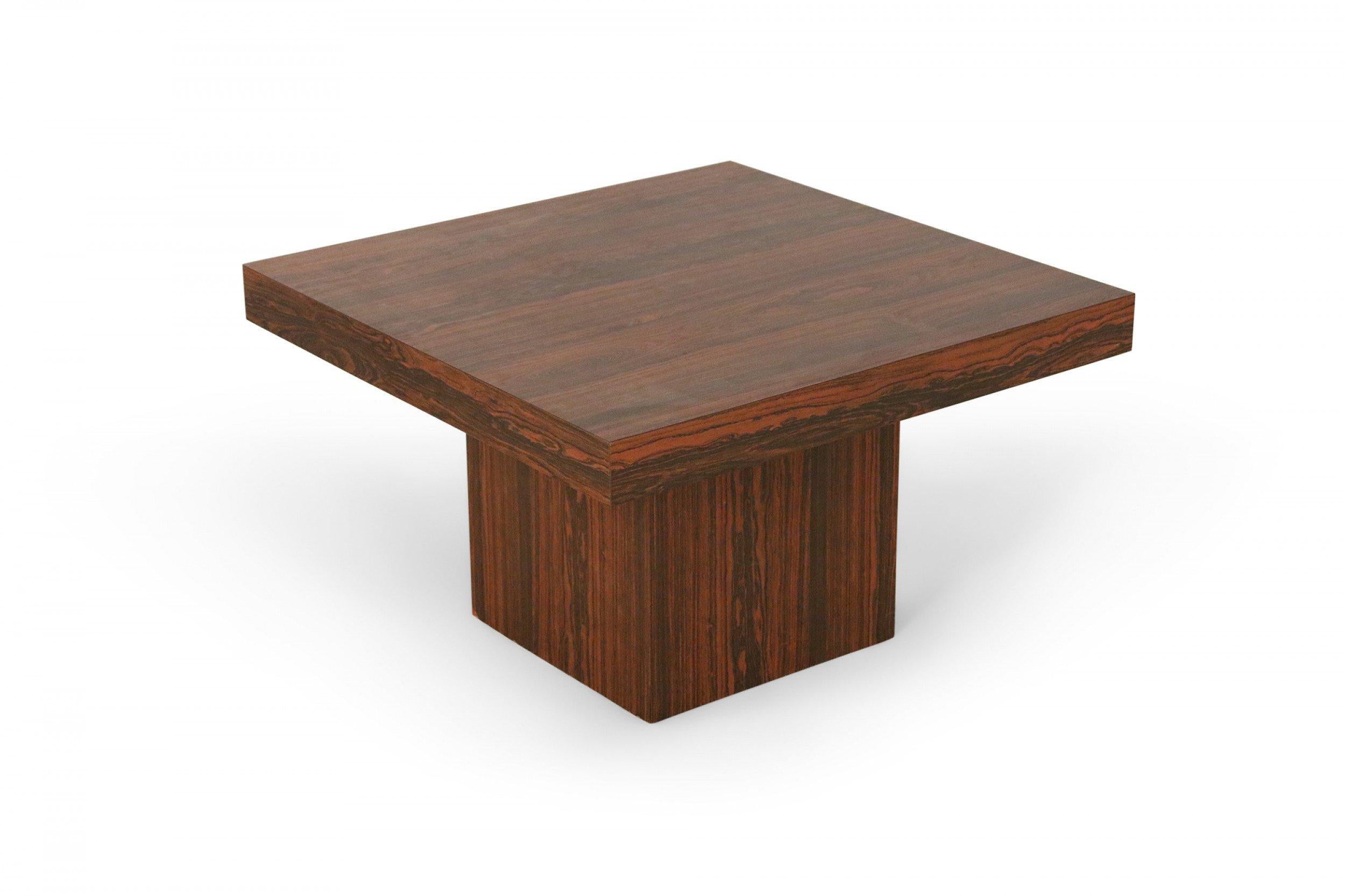 Table d'appoint danoise du milieu du siècle dernier à piédestal en noyer et base en forme de piédestal en vente 4