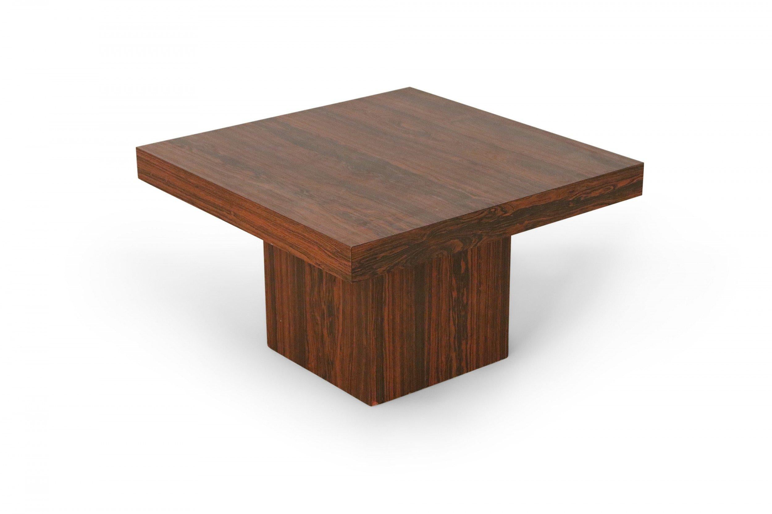 Table d'appoint danoise du milieu du siècle dernier à piédestal en noyer et base en forme de piédestal en vente 9