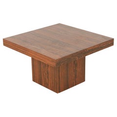 Table d'appoint danoise du milieu du siècle dernier à piédestal en noyer et base en forme de piédestal