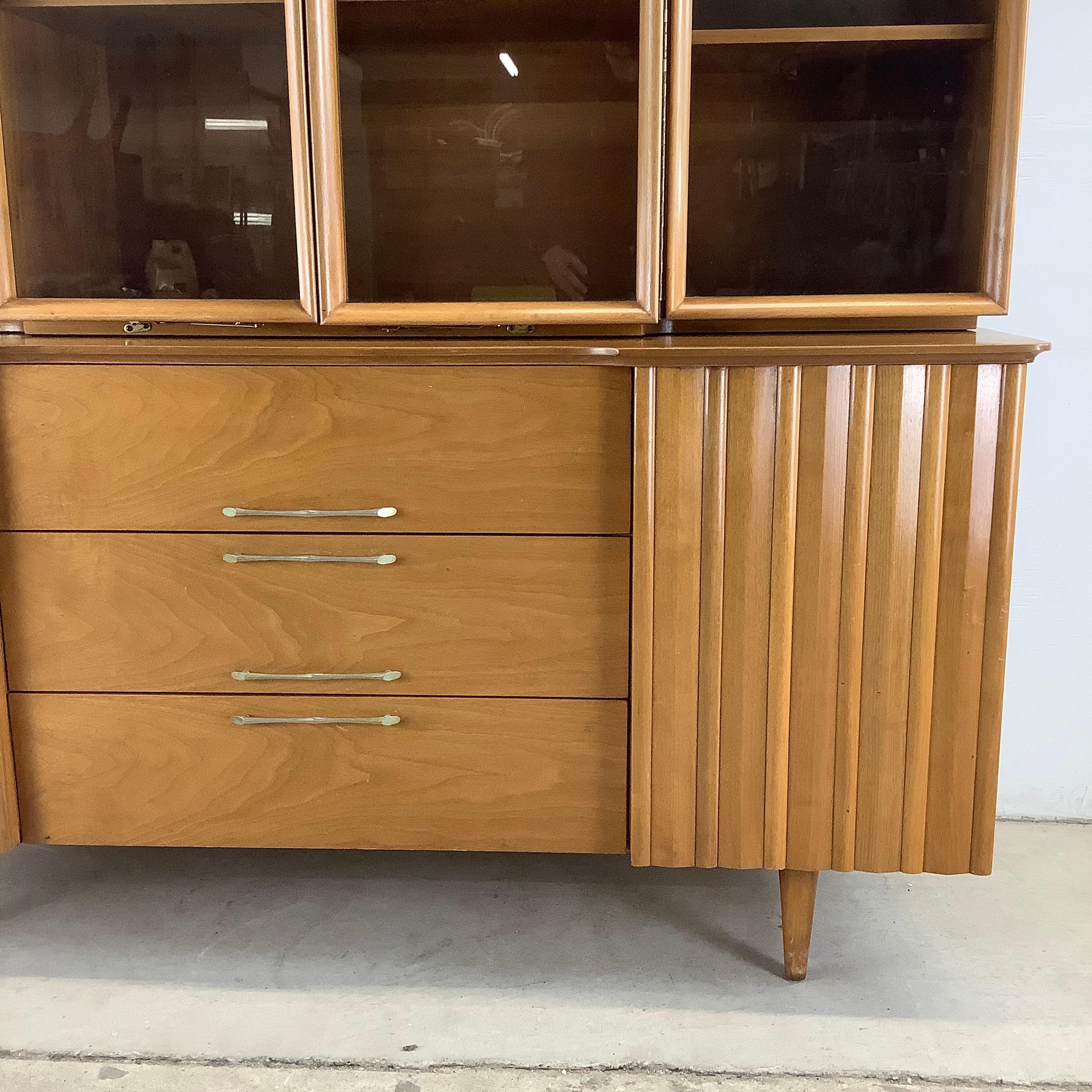 Mid-Century Danish Walnut Sideboard With Display Hutch In Good Condition In Trenton, NJ