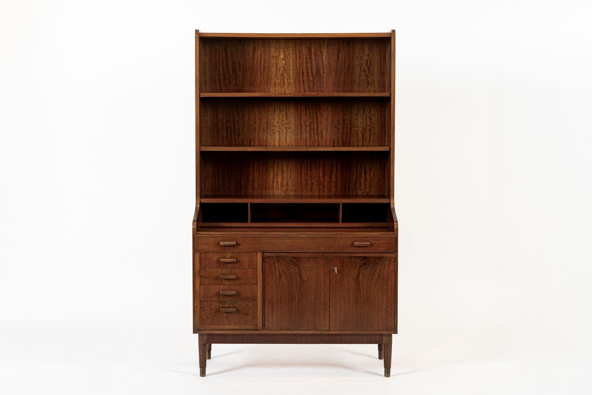 Mid-Century moderno Scrivania e libreria estraibile in legno di noce danese del metà del secolo scorso in vendita