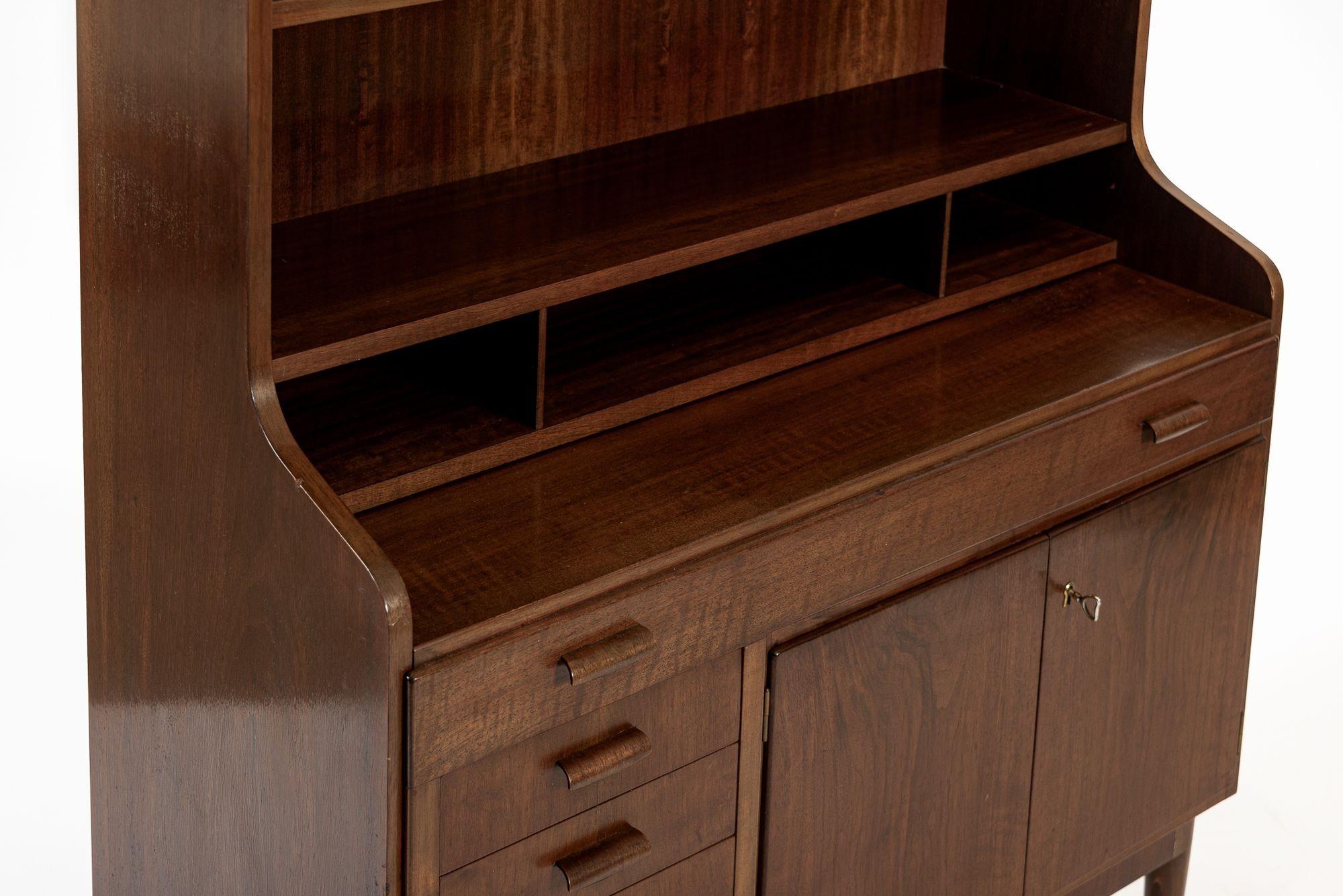Legno Scrivania e libreria estraibile in legno di noce danese del metà del secolo scorso in vendita