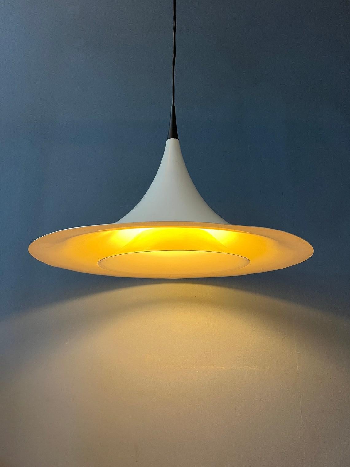 Huge white mid century 'witch hat' space age pendant lamp. The shade is made out of metal. The height of the lamp can easily be adjusted with the suspension cord. The lamp requires an E27 (E26) lightbulb.

Additional information:
Materials: