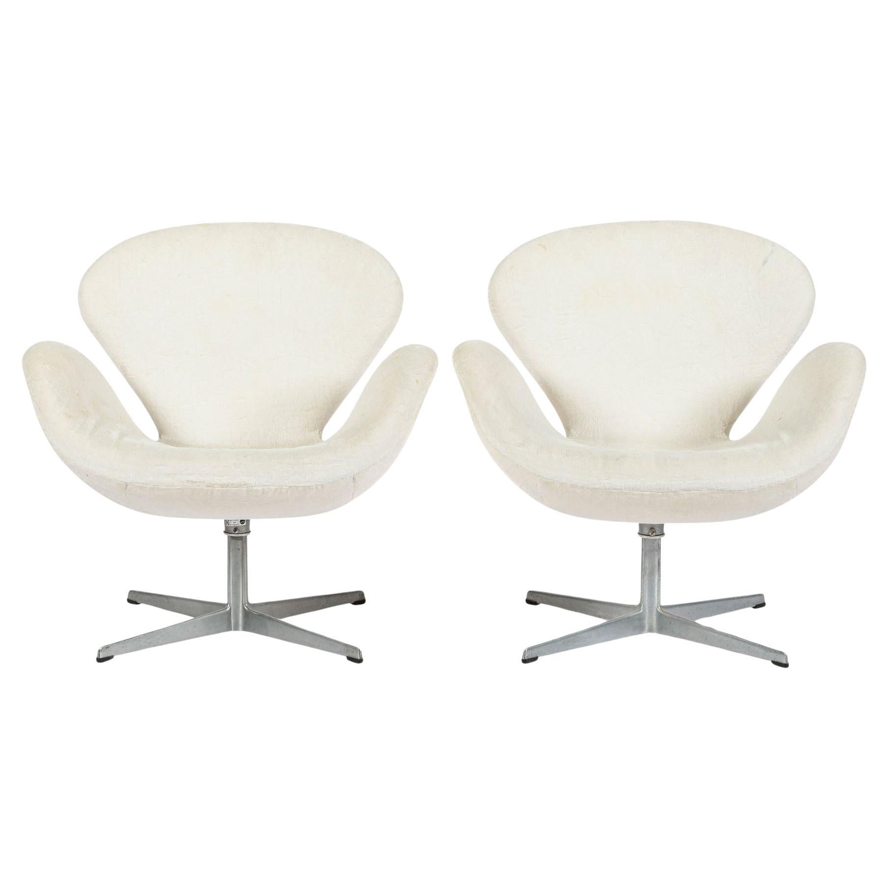 Mid Century Danish White Swan Chairs by Arne Jacobsen for Fritz Hansen 1960s in vendita