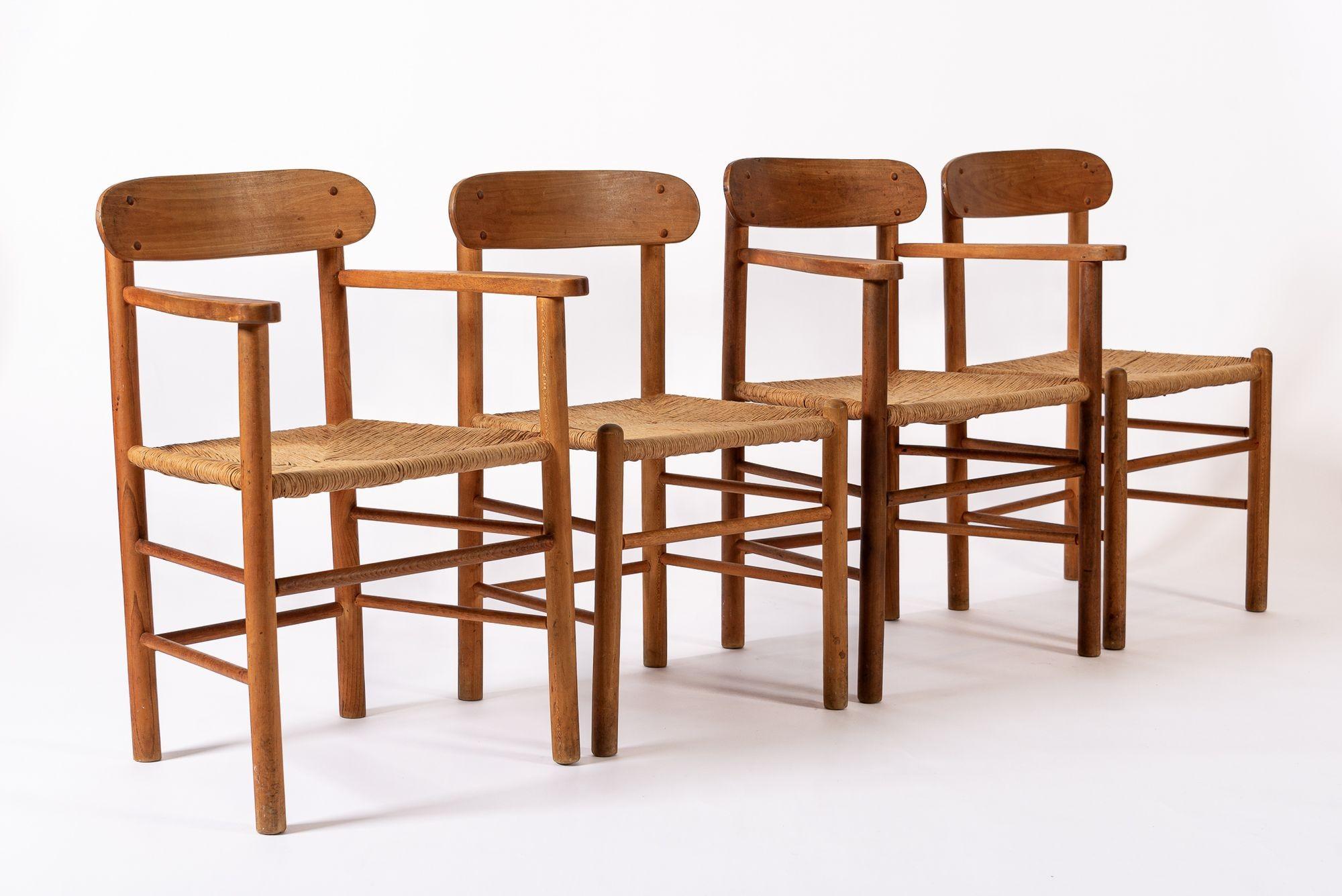 Este conjunto de cuatro sillas de comedor de madera danesas modernas de mediados de siglo al estilo de Borge Mogensen datan de 1960. Estas sillas tienen un diseño escandinavo clásico de líneas limpias y curvas suaves, y se caracterizan por su
