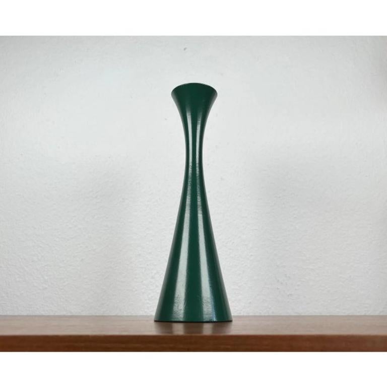 Candelabro danés de madera de mediados de siglo, años 60, en muy buen estado. Diseñado de 1960 a 1969.

Más información:
Materiales: Metal, Madera
Color: Verde
Estilos: Moderno de mediados de siglo
País de origen: Dinamarca
Tipo de artículo: