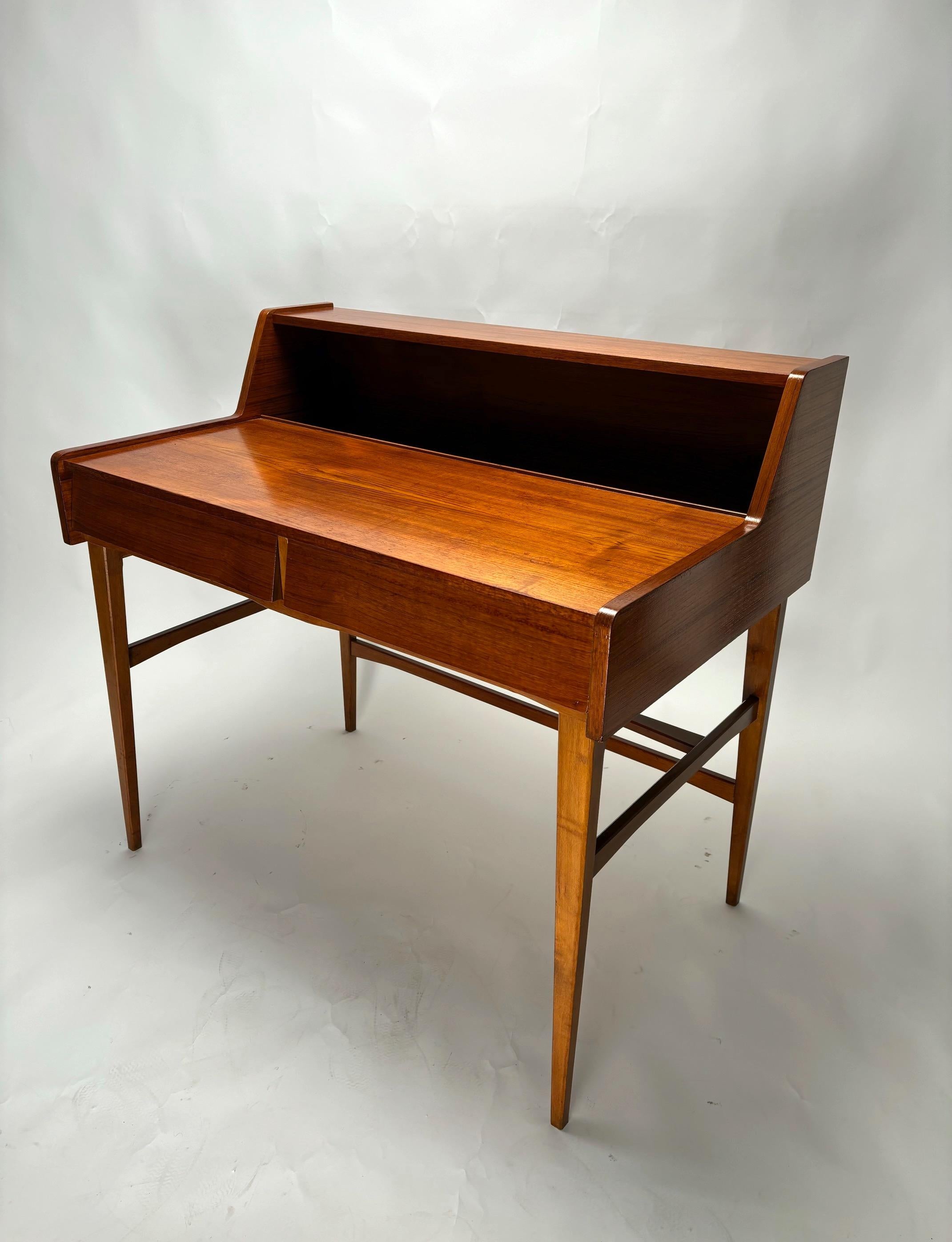 Mid-Century moderno Scrivania danese di metà secolo in legno, design anni '60 in vendita