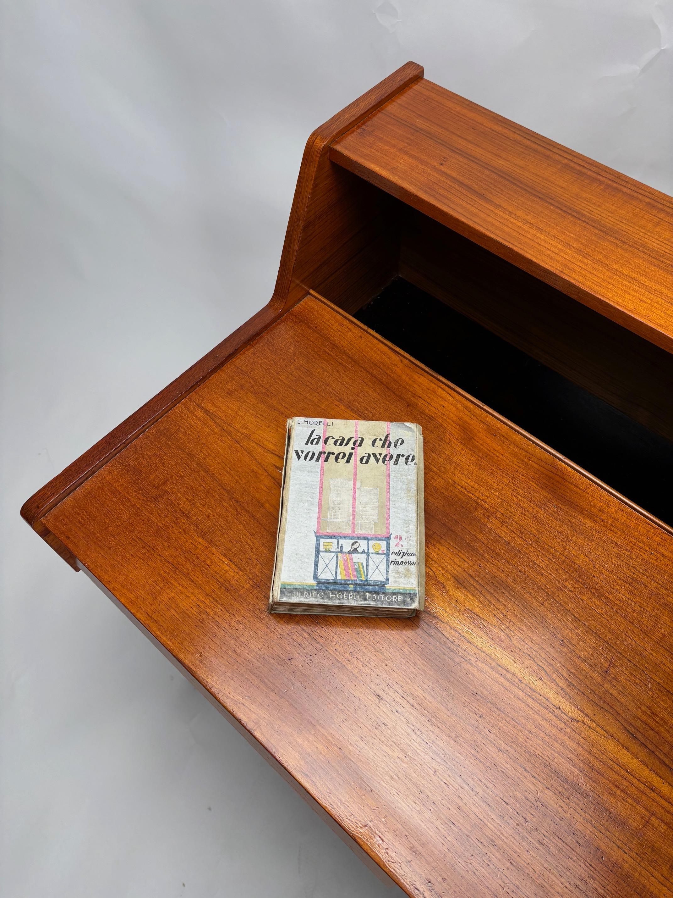 Danese Scrivania danese di metà secolo in legno, design anni '60 in vendita